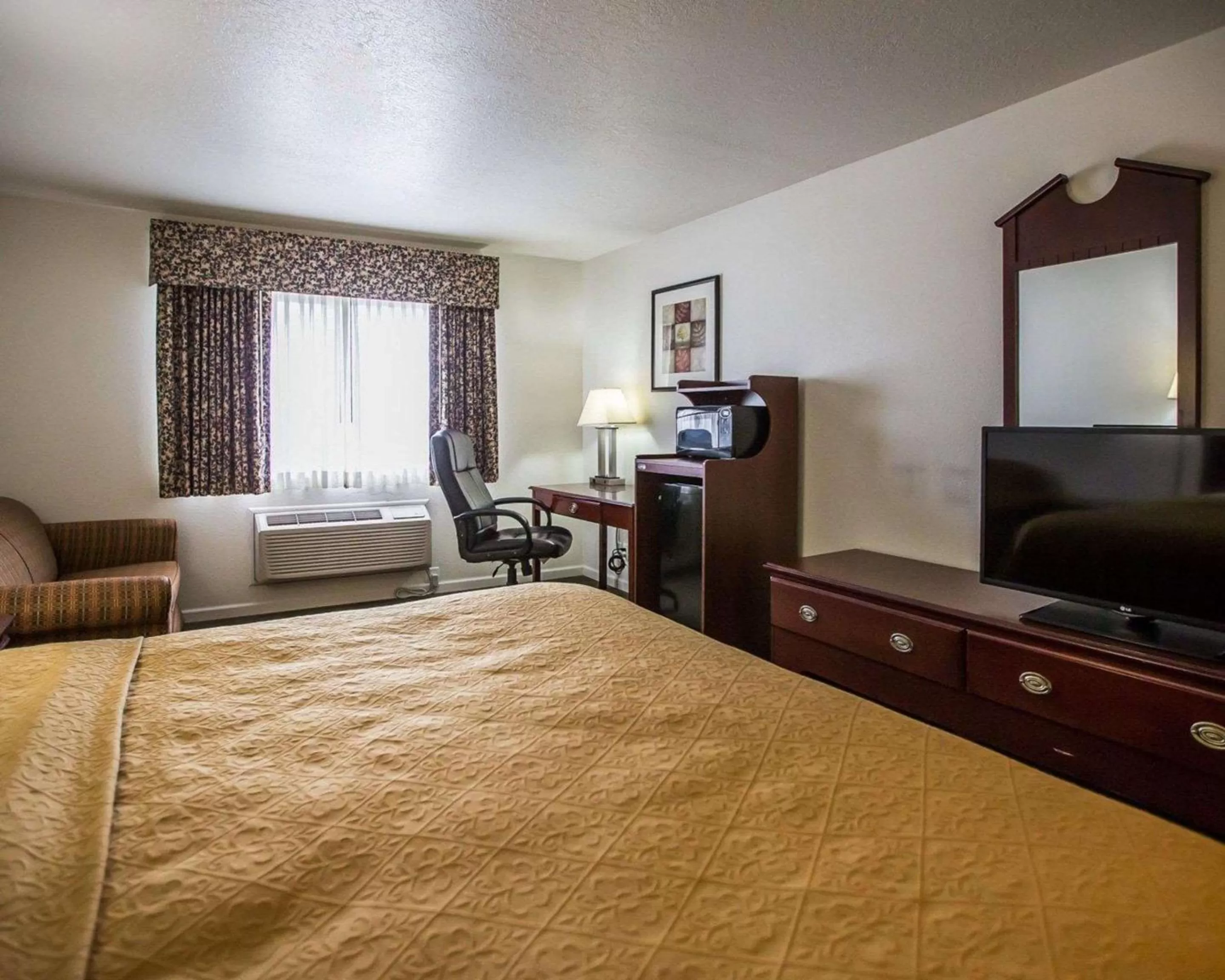 Photo of the whole room, Bed in Quality Inn Peru near Starved Rock State Park