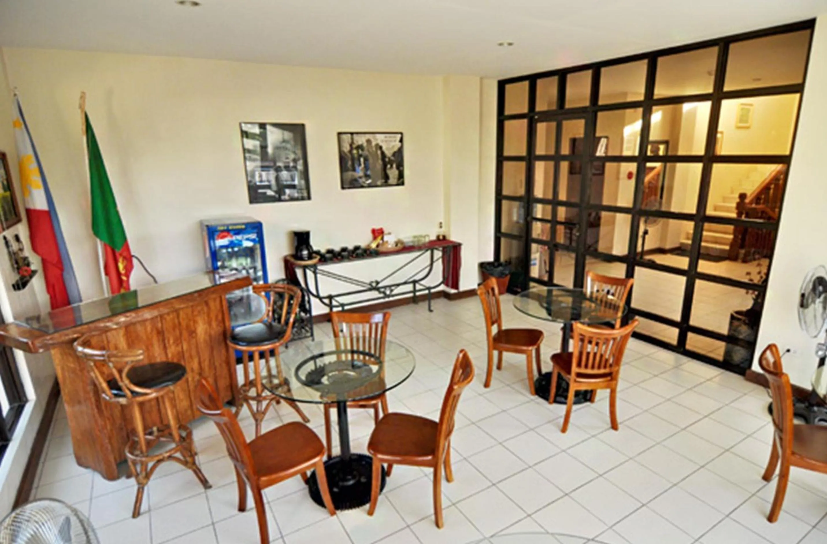 Restaurant/places to eat in El Haciendero Private Hotel