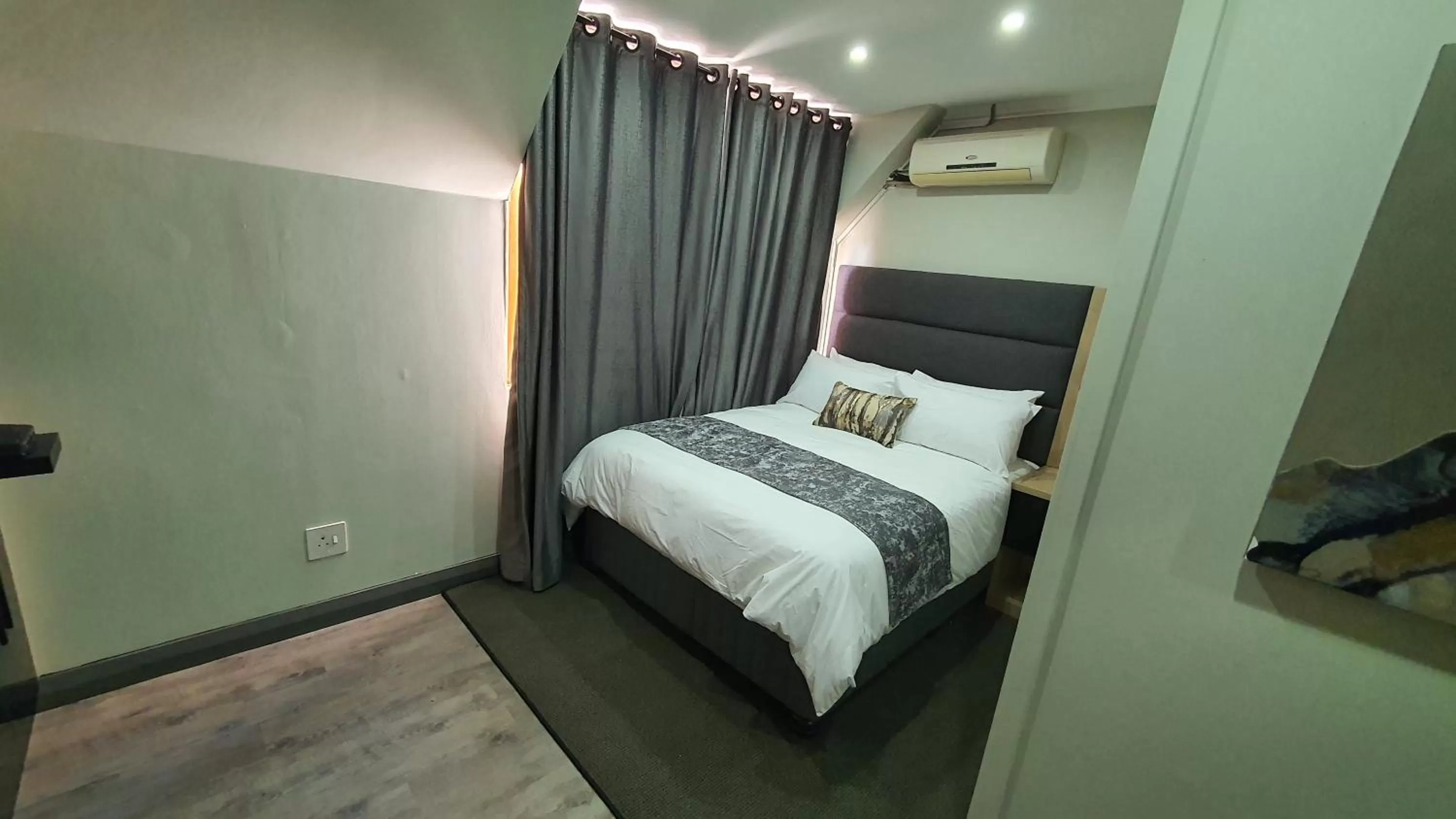 Photo of the whole room, Bed in Luxe on Ridge Boutique Hotel