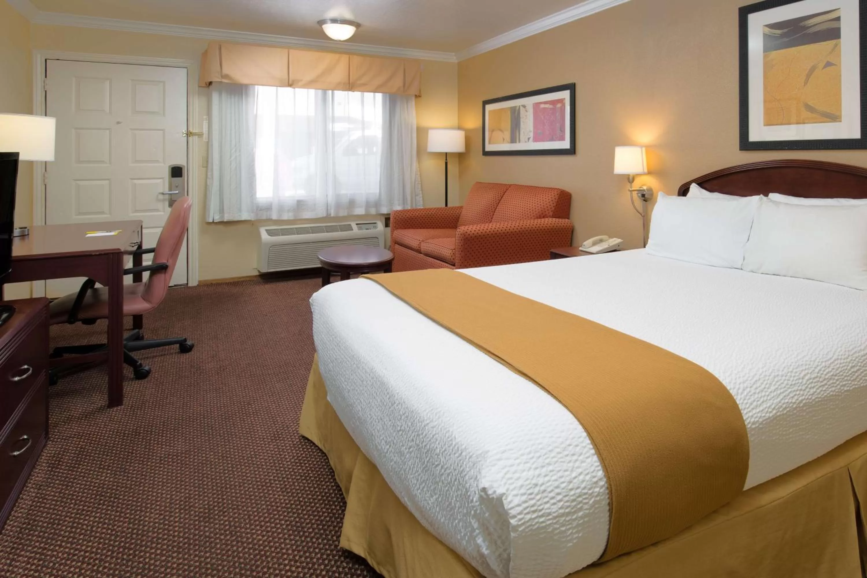 Photo of the whole room, Bed in Days Inn by Wyndham Pinole Berkeley