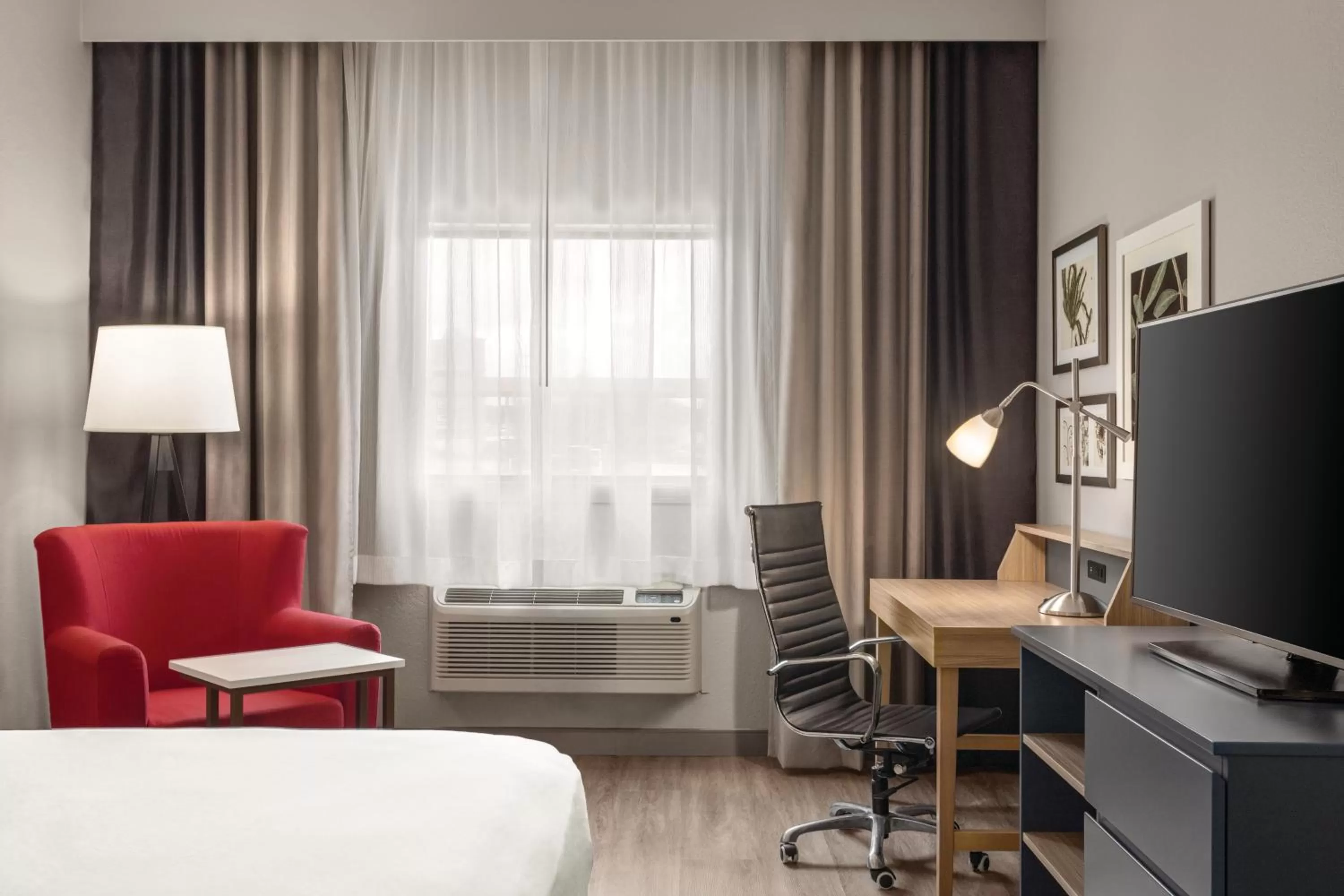 TV and multimedia in Country Inn & Suites by Radisson, Byram-Jackson South, MS