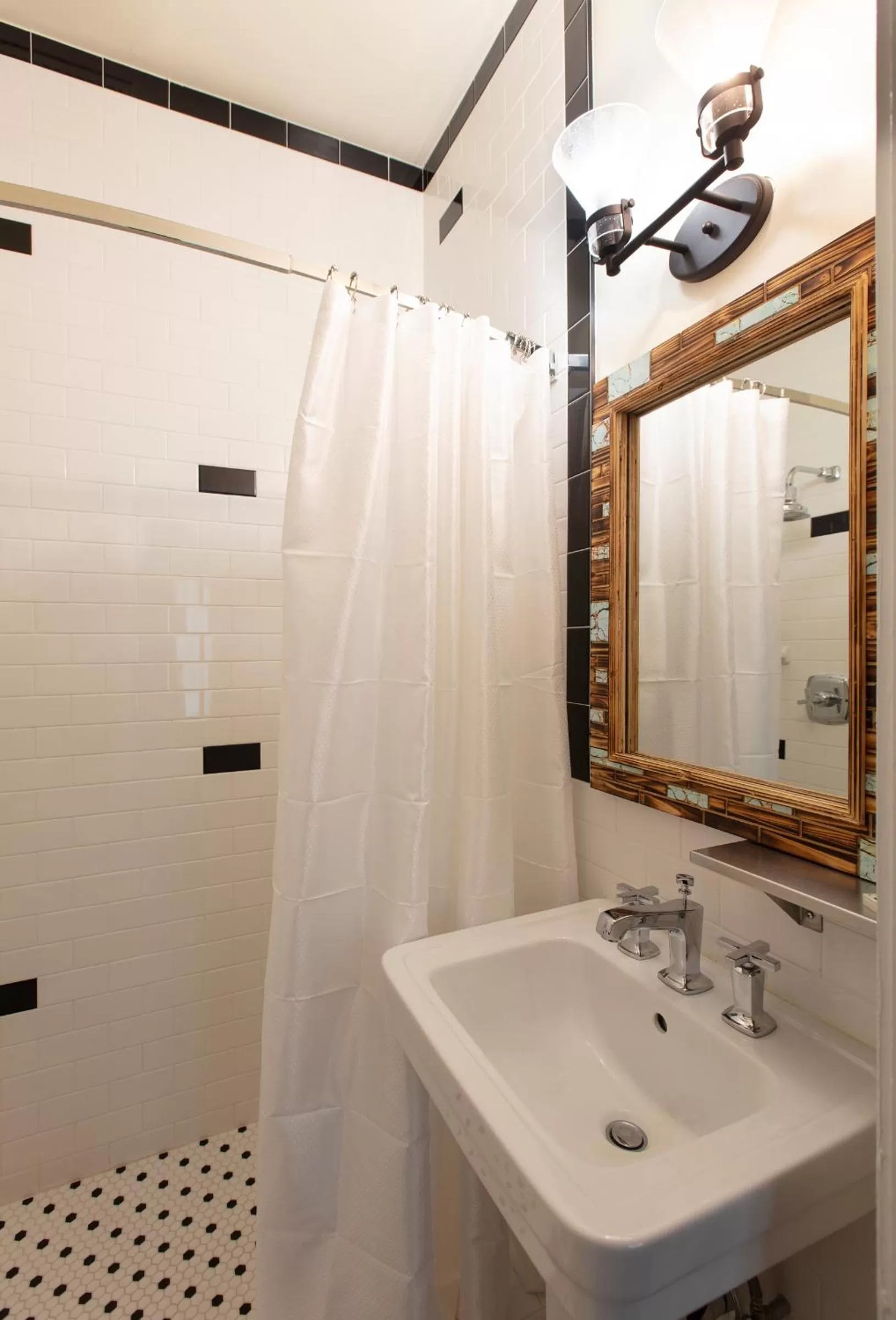 Shower in Hotel El Rancho