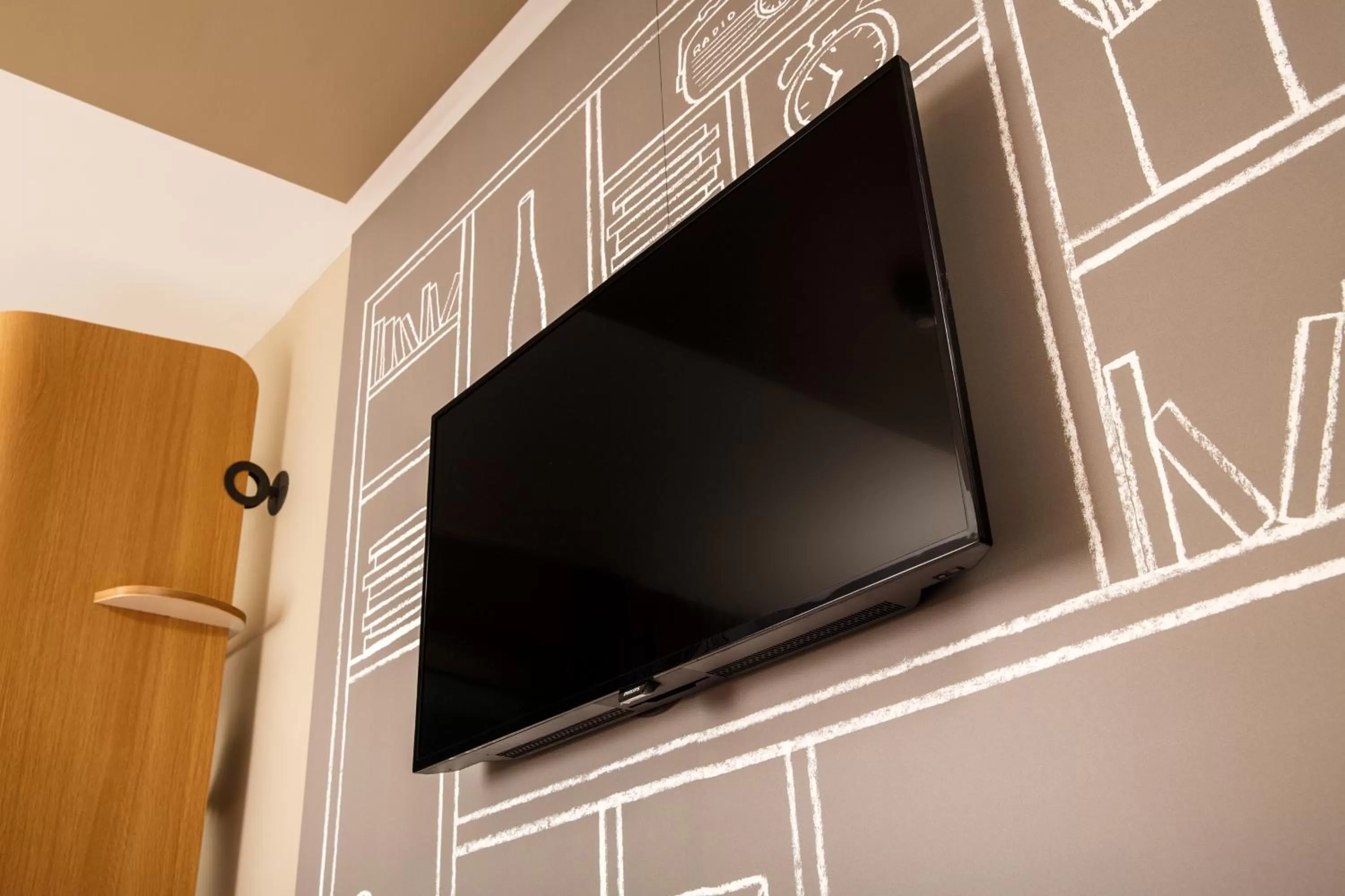 Bedroom in ibis Coventry Centre