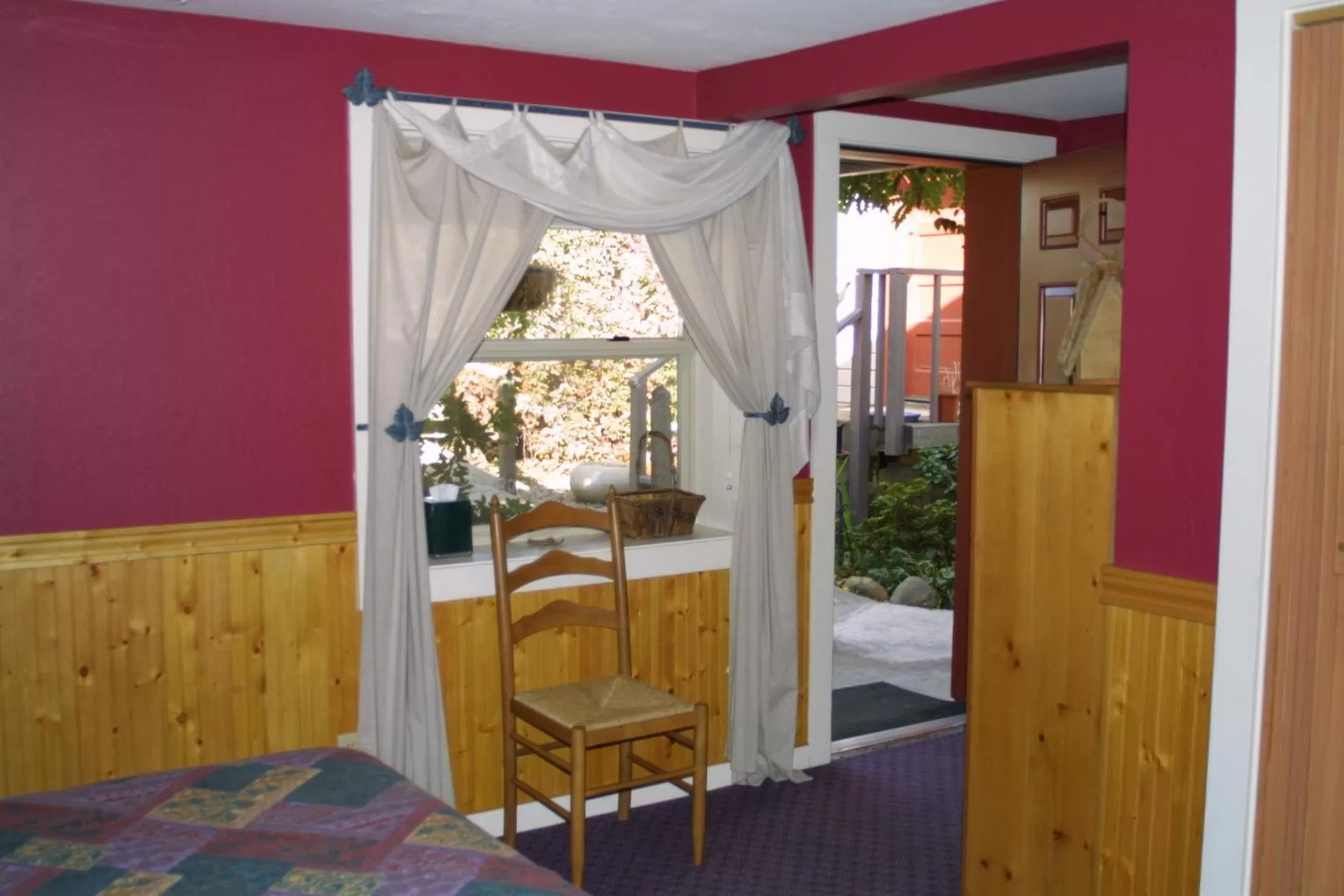 Decorative detail in Arden Forest Inn