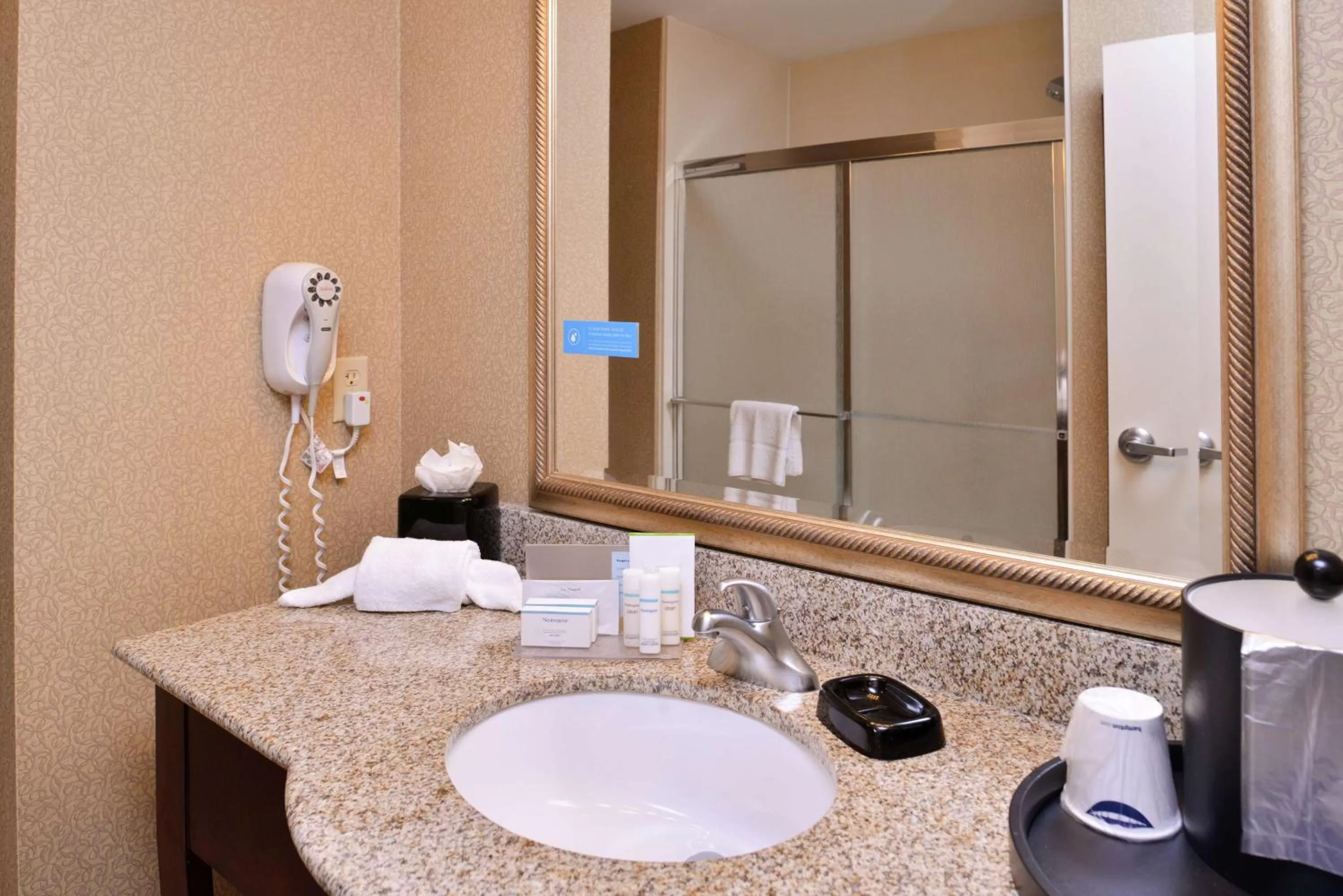 Bathroom in Hampton Inn Jackson-College Avenue