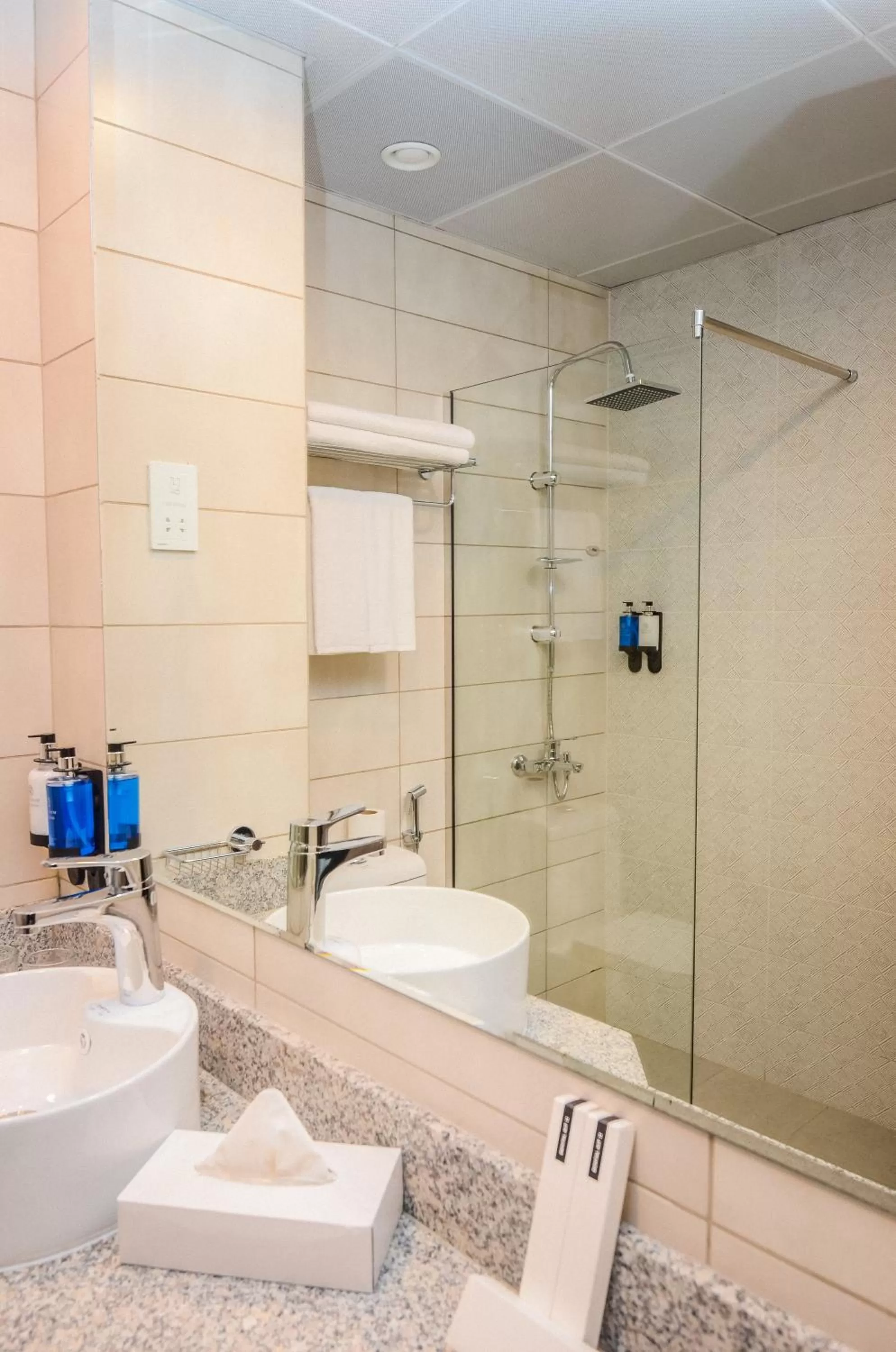 Shower in VOGO Grand Hotel Formerly Best Western Plus Hotel Dubai Academic City