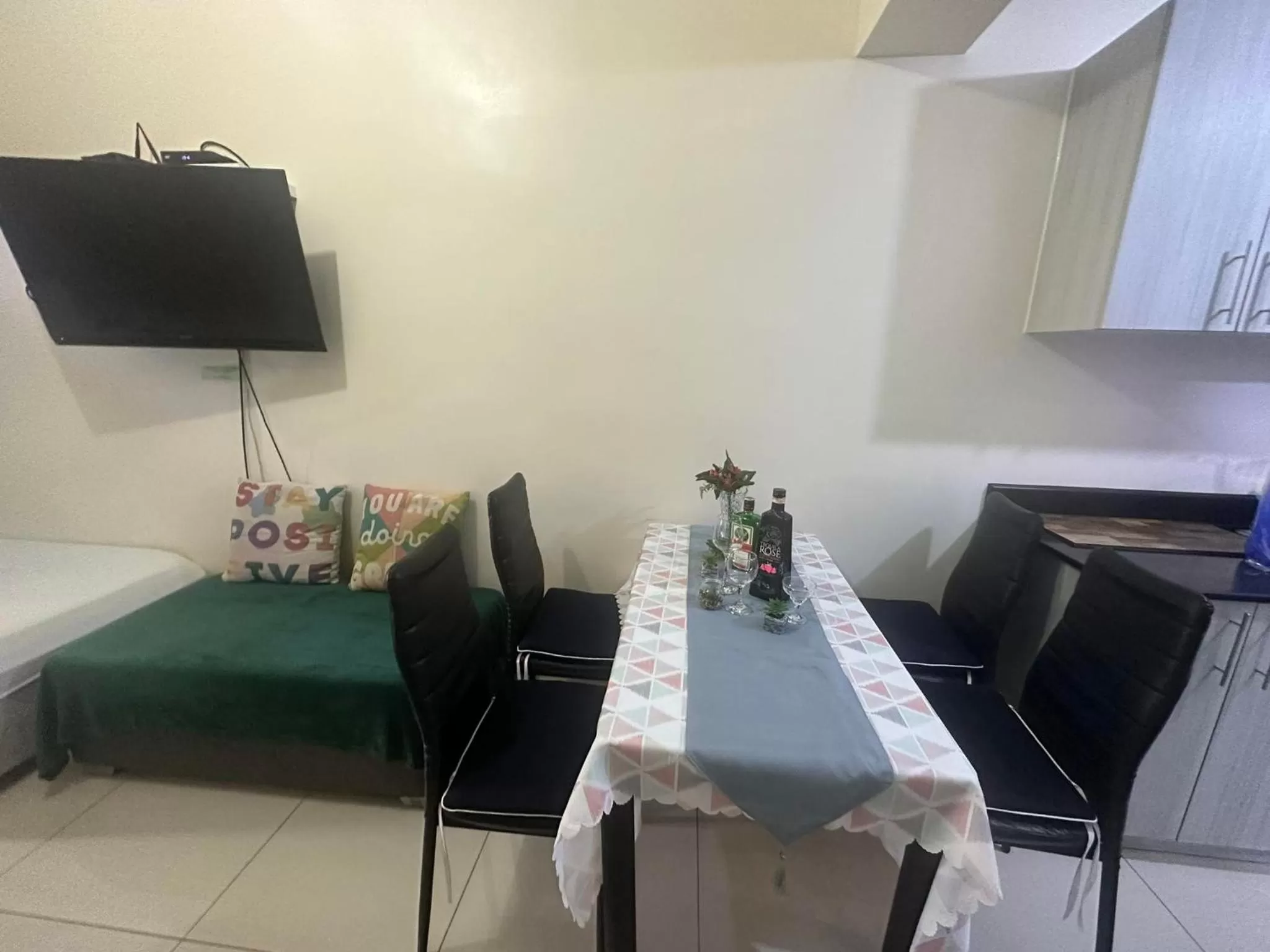 TV and multimedia in Green Residences Stays by PBYY