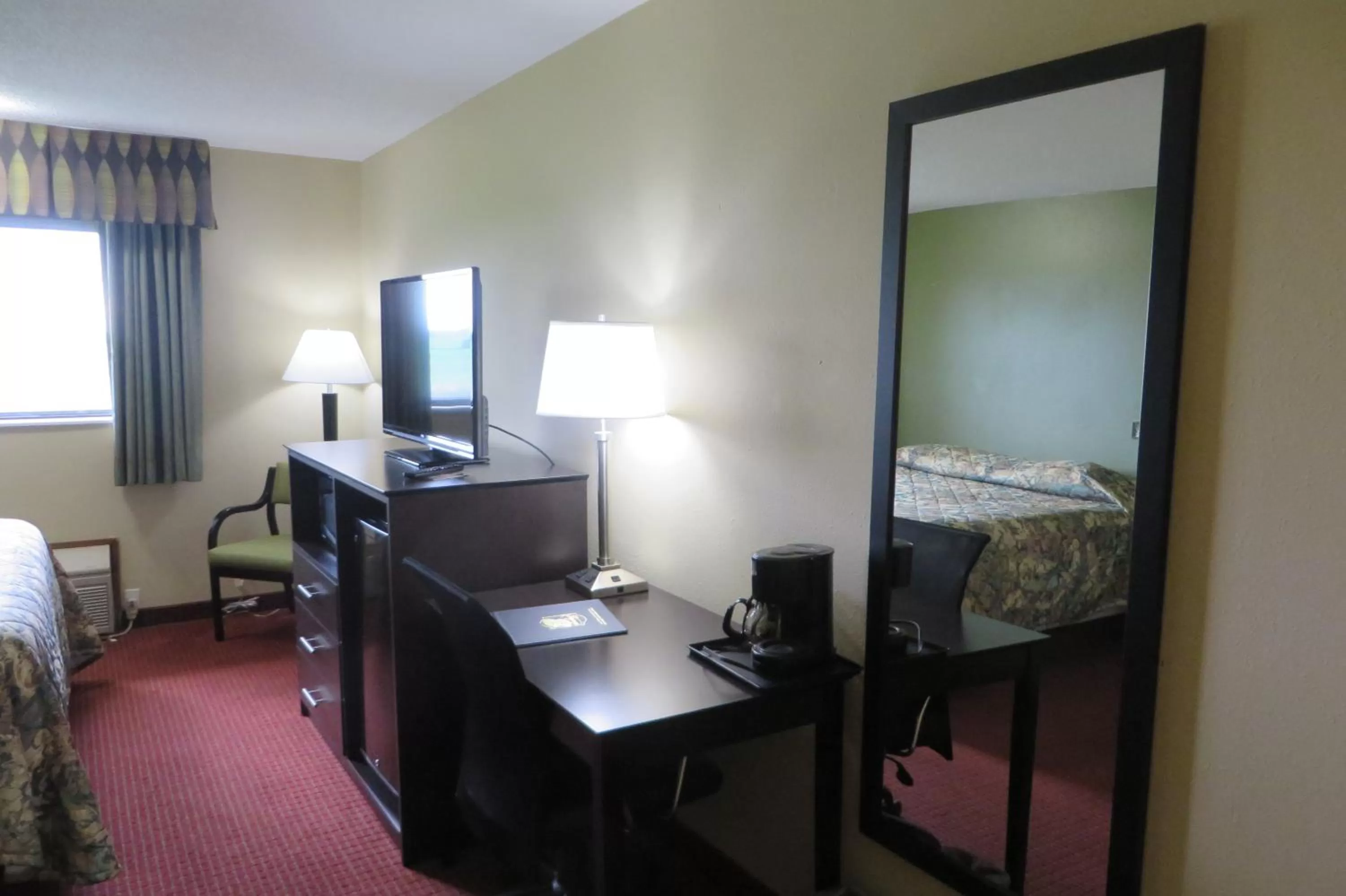 Decorative detail, Bed in Super 8 by Wyndham Grinnell IA