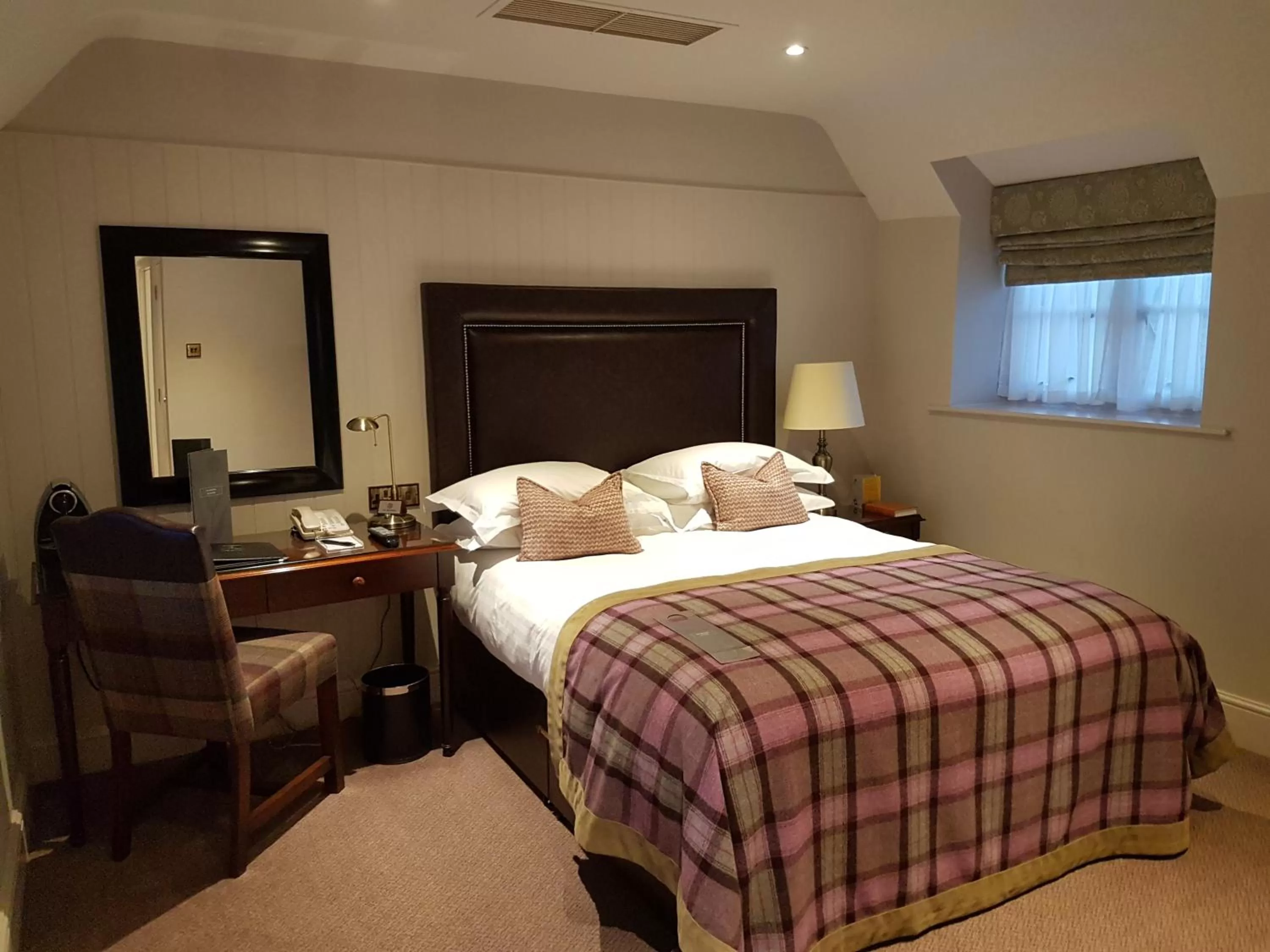 Bedroom, Bed in Macdonald Bear Hotel