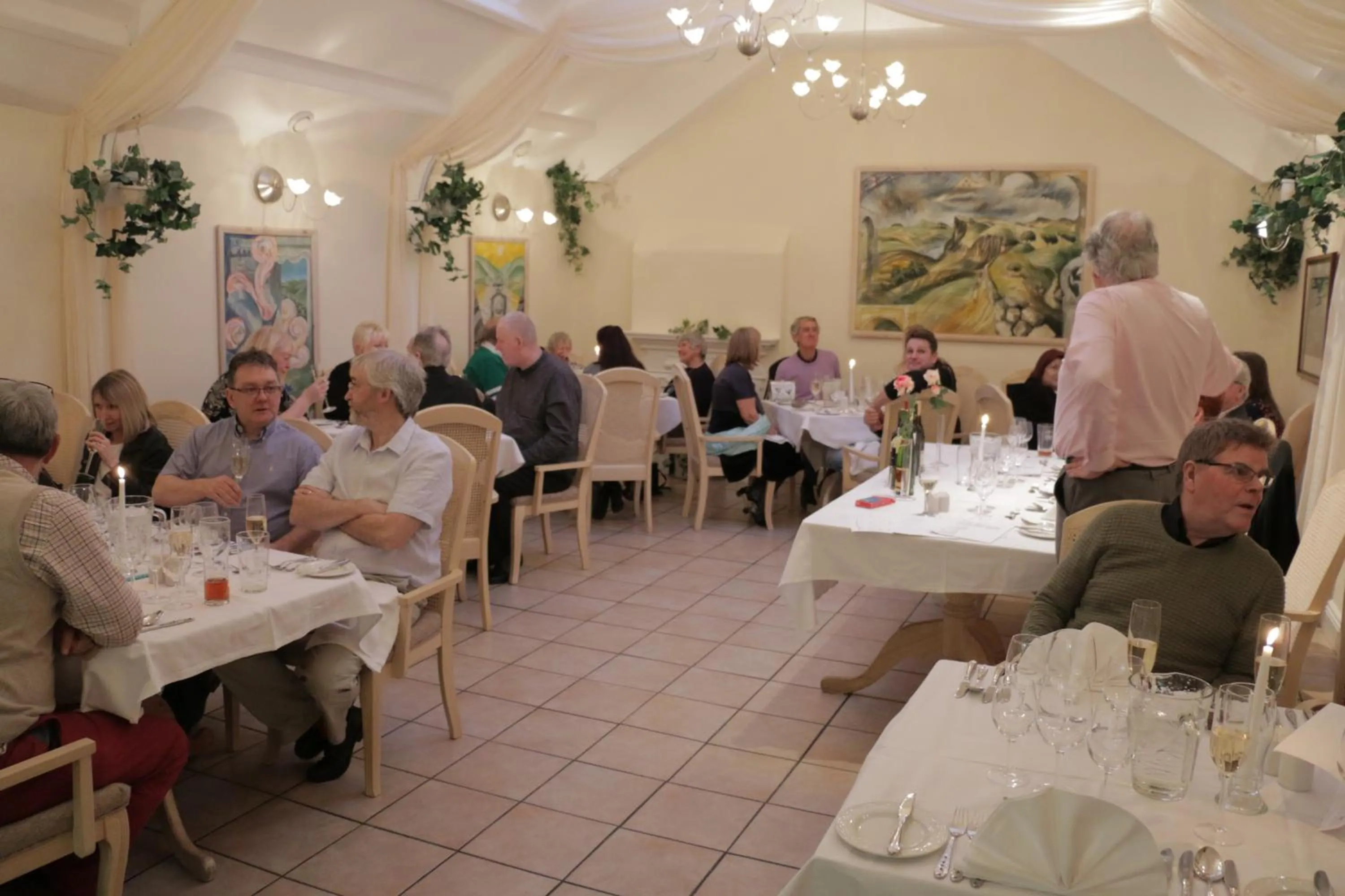 Restaurant/places to eat in Centre Of Britain Hotel