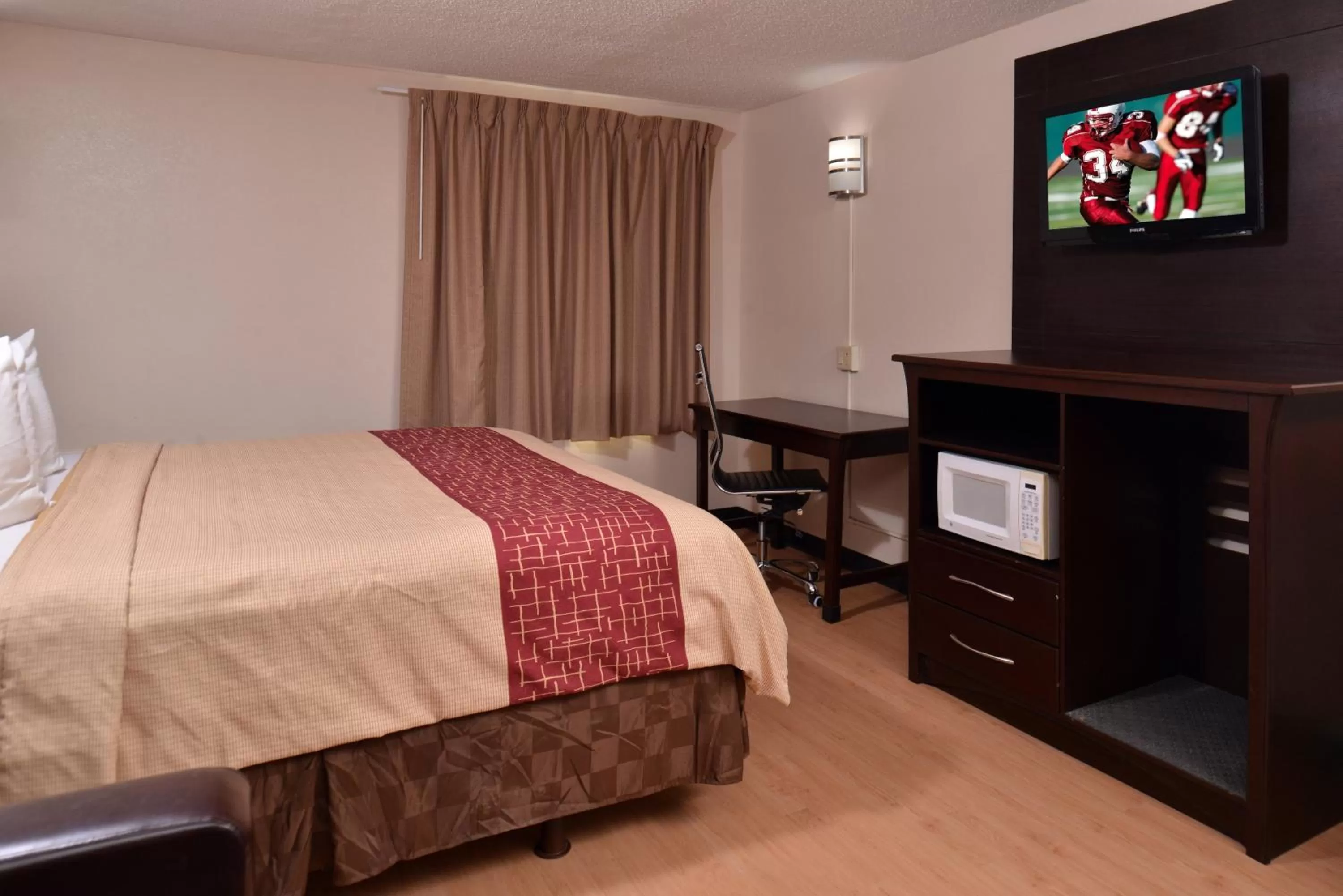 Photo of the whole room, Bed in Red Roof Inn Van Horn