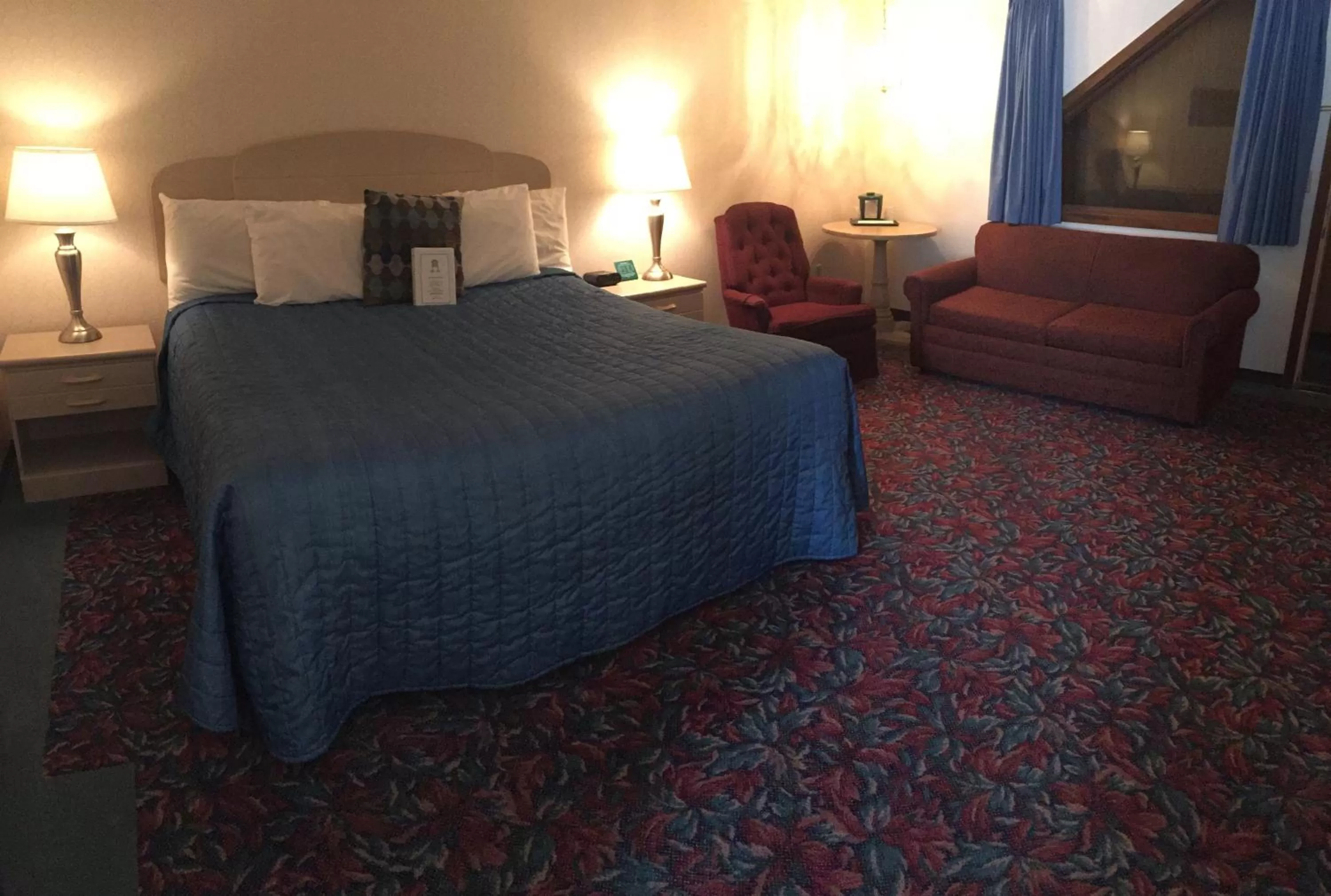 Bed in Cedar Motor Inn