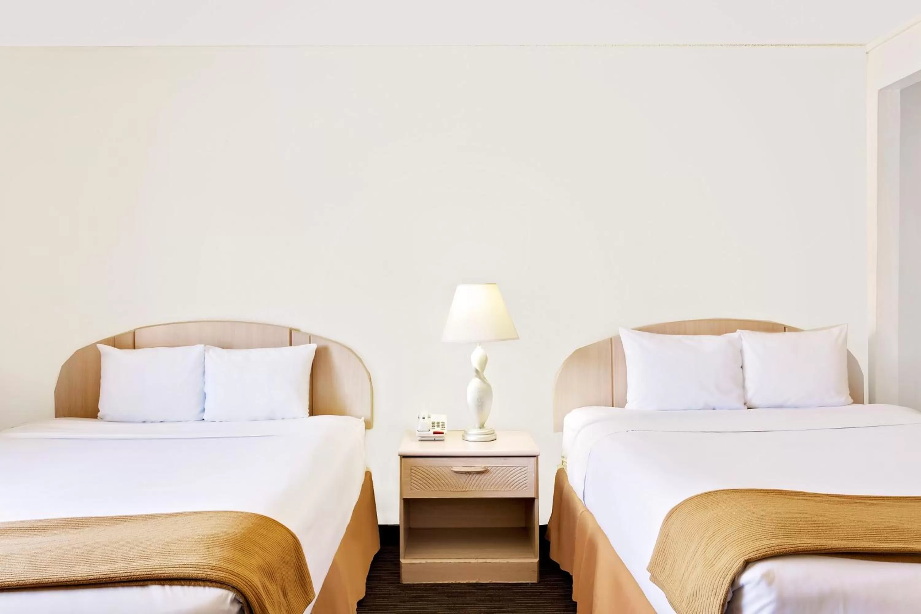 Bedroom, Bed in Knights Inn Page