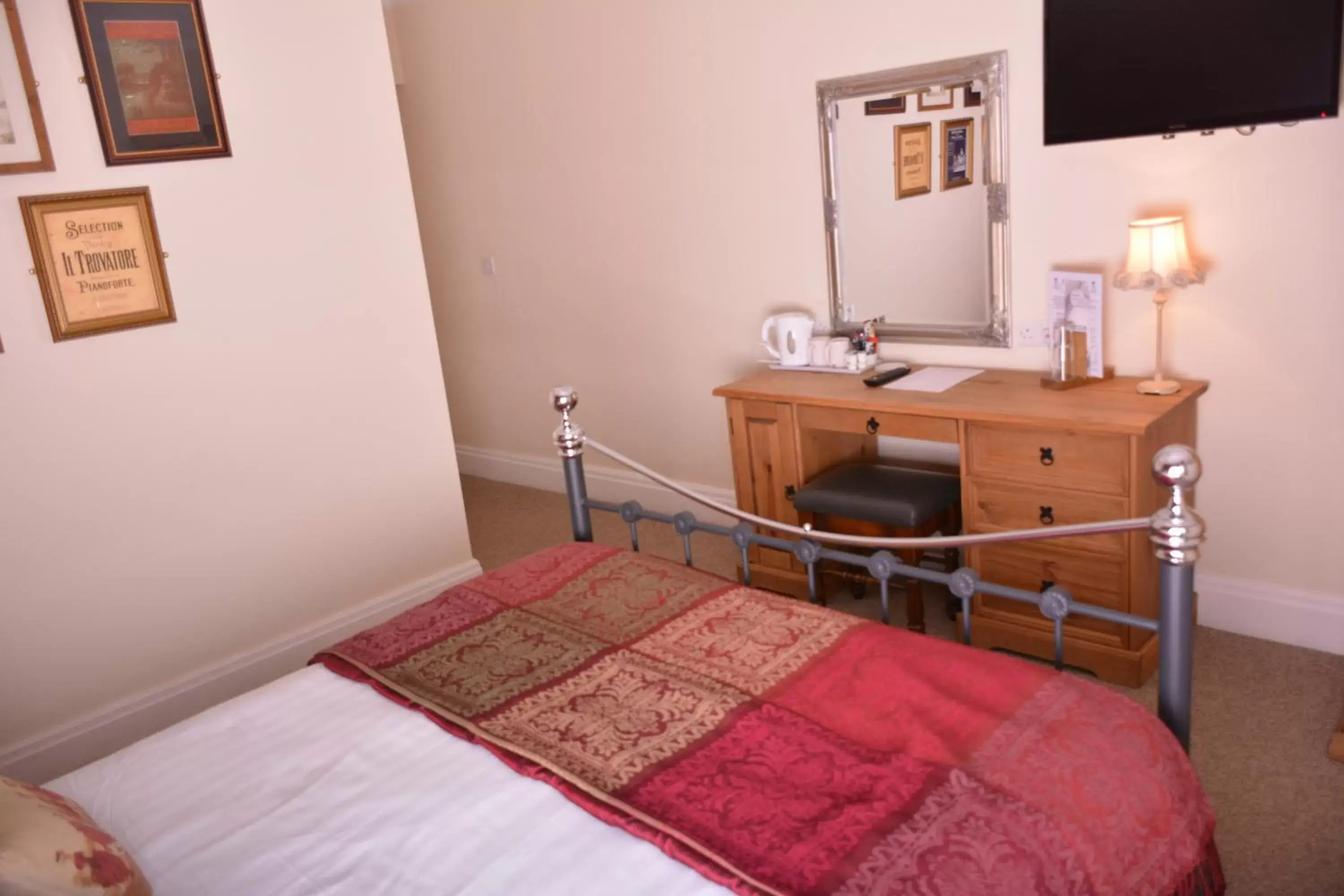 Large Double Room in The Rose & Crown York Large Double Room in The Rose & Crown York