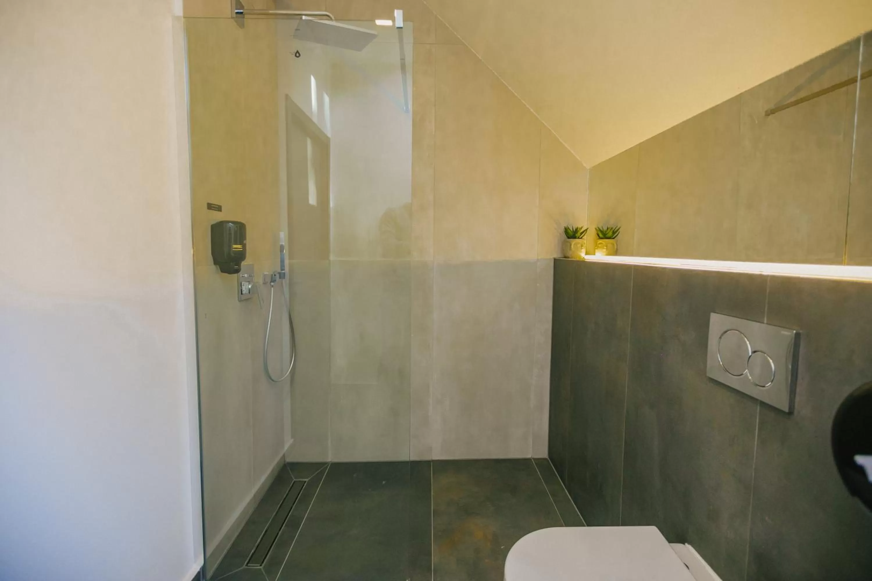 Shower in Adventure Lake Resort - Simared
