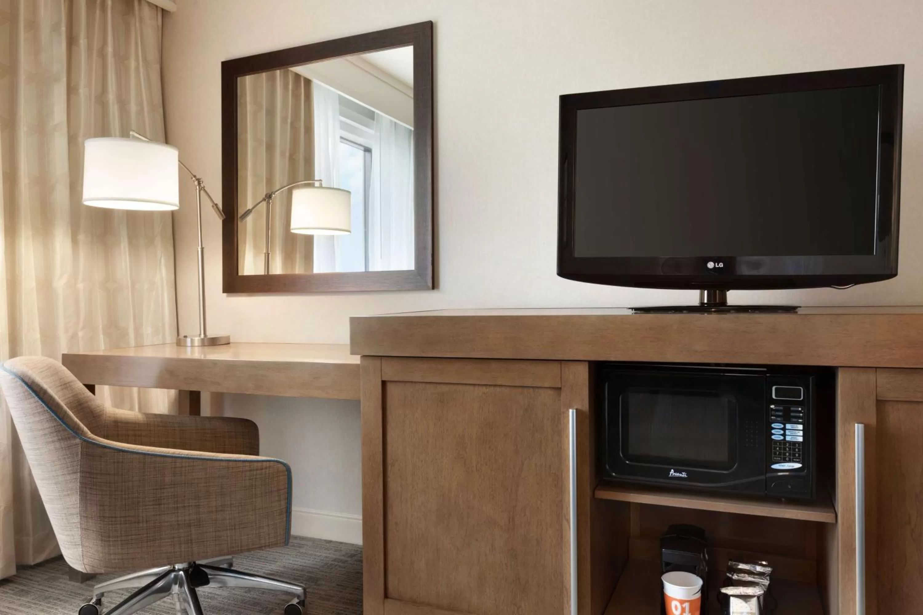 King accessible Room with Bathtub- Non-Smoking in Hampton Inn Long Island-Brookhaven