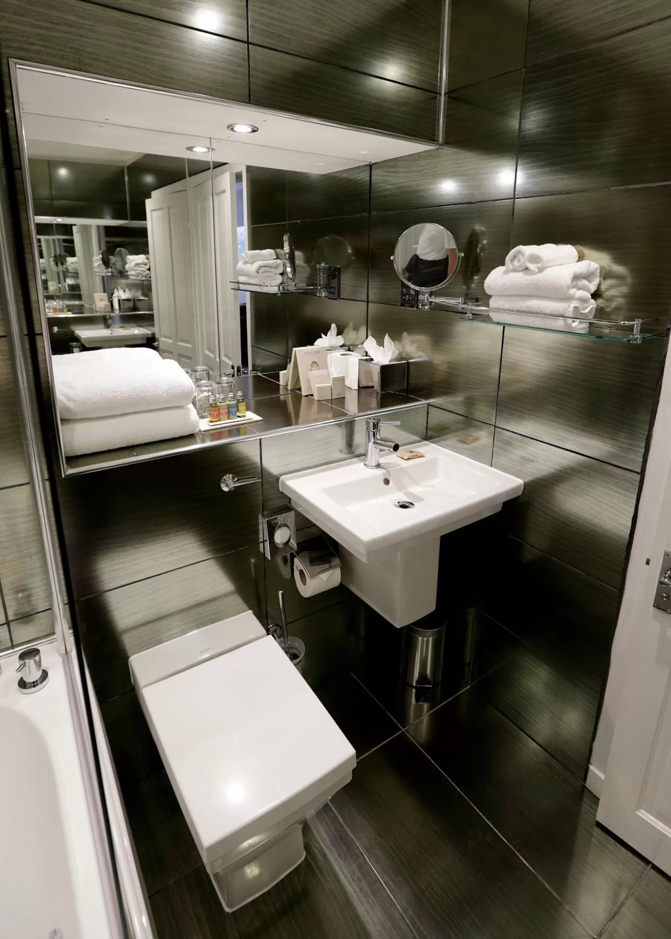 Toilet in Nira Caledonia