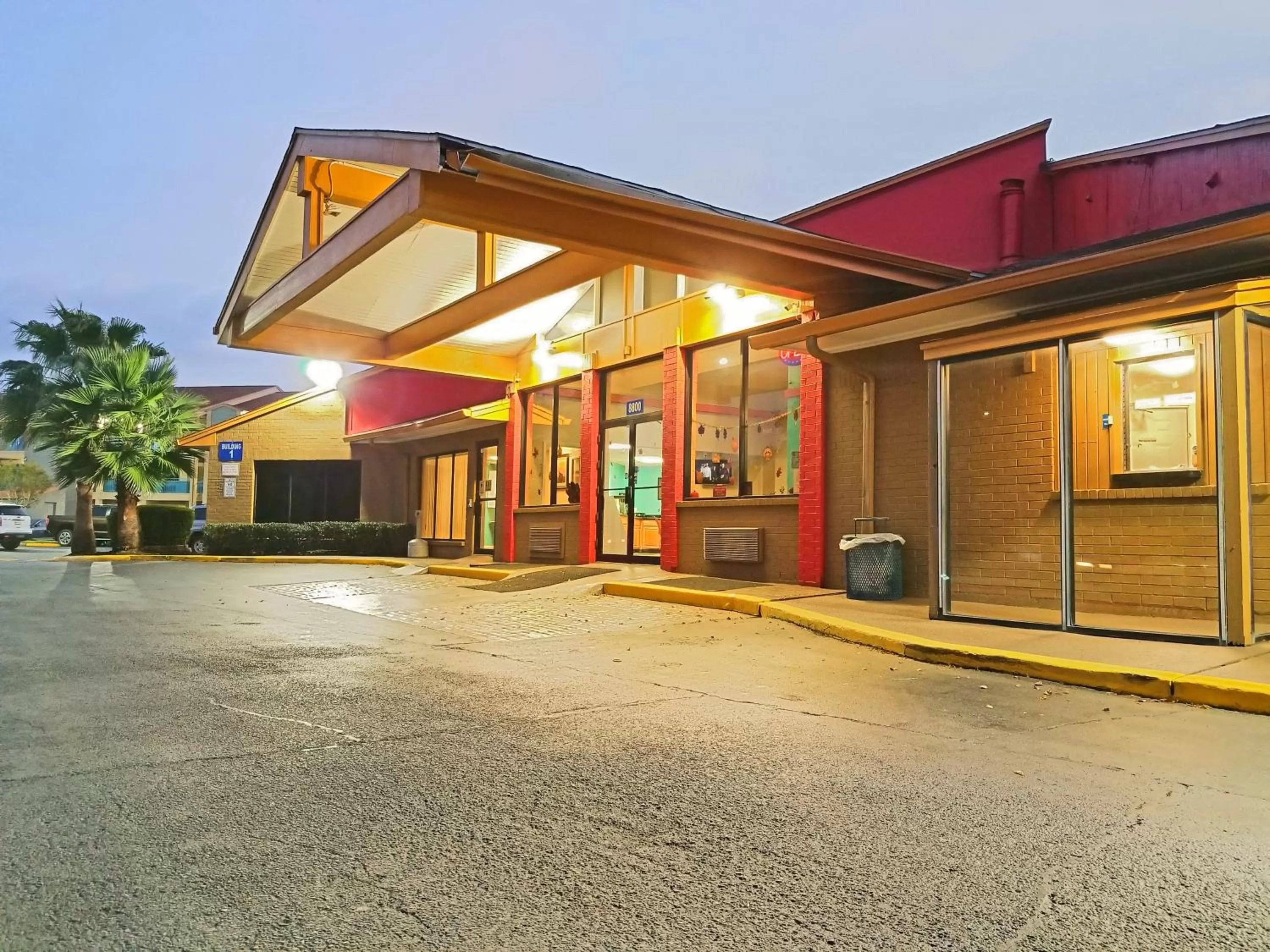 Property building in Howard Johnson by Wyndham Houston Hobby Airport