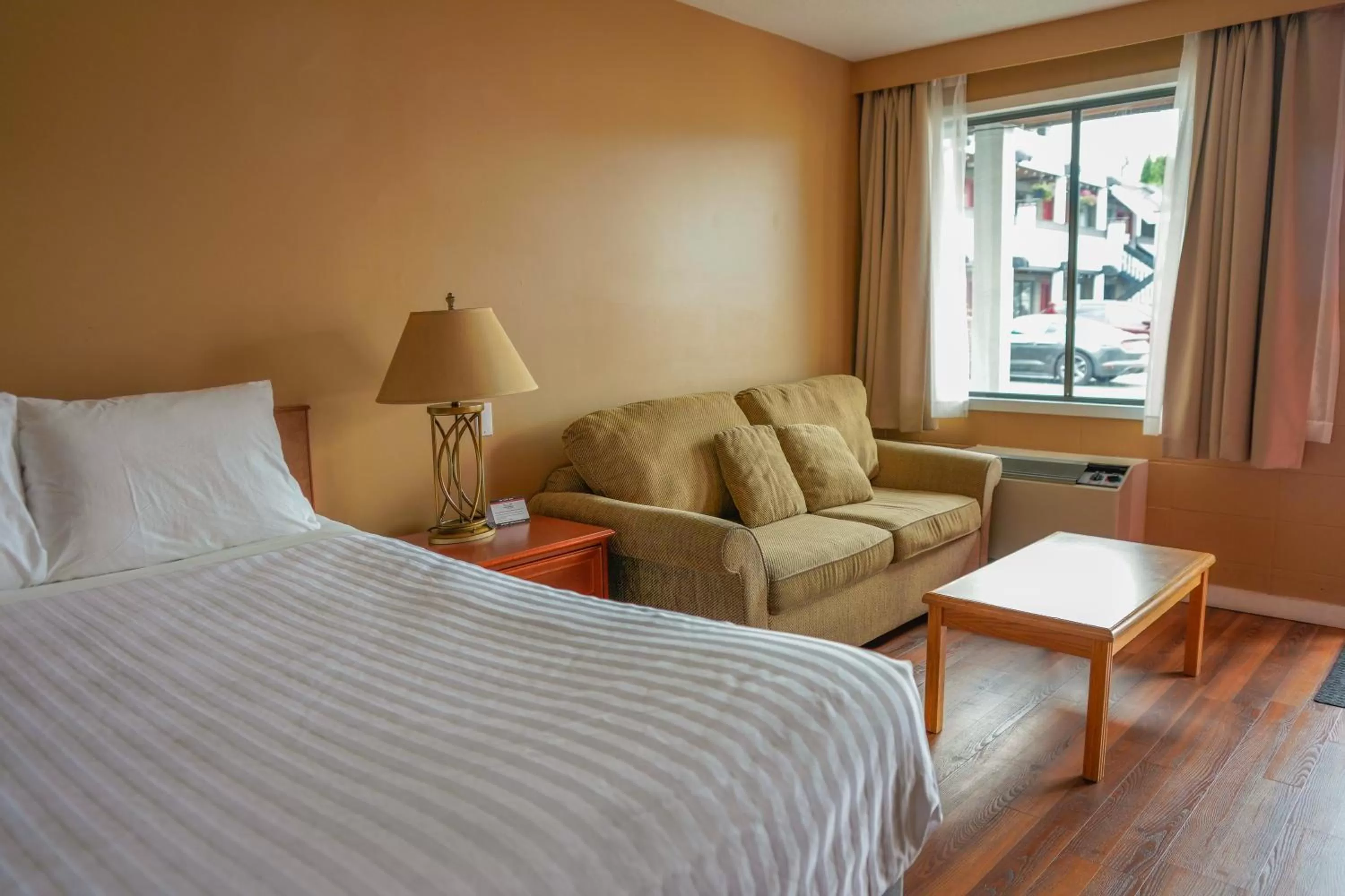 Bed in Thunderbird Motor Inn