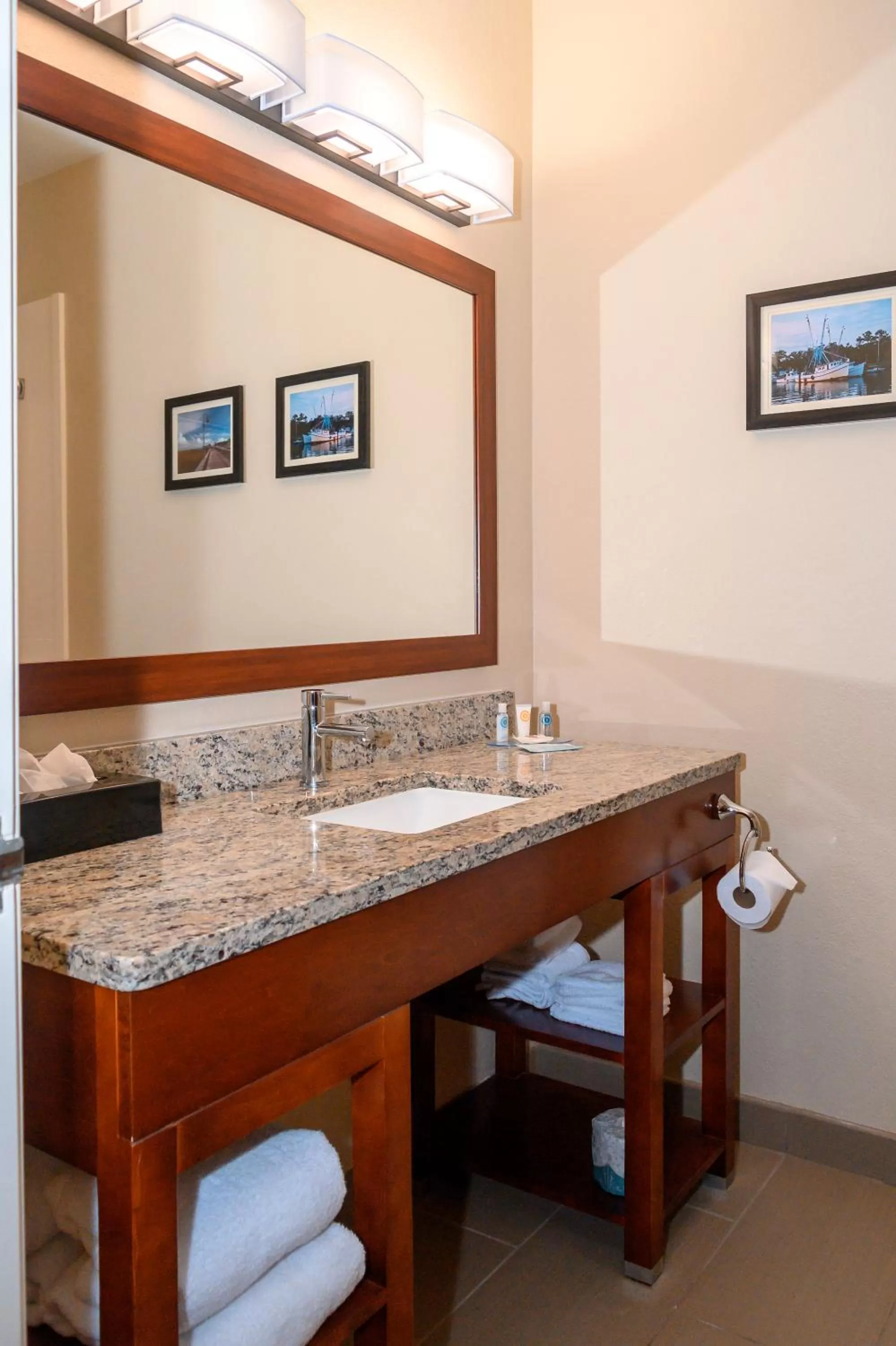 King Suite with Accessible Tub - Accessible/Non-Smoking in Comfort Inn & Suites Patriots Point