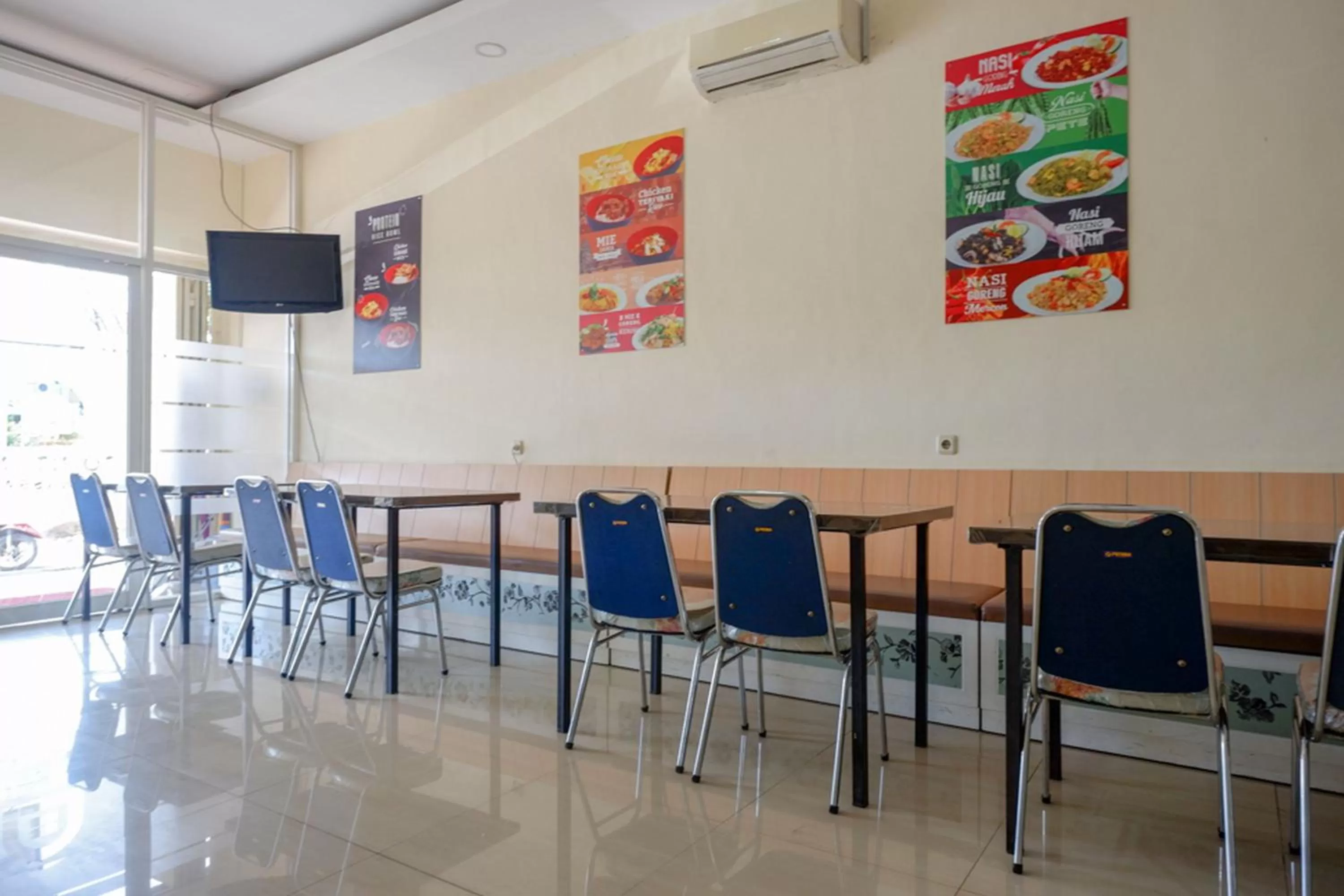 Dining area in RedDoorz Plus @ Losari Makassar
