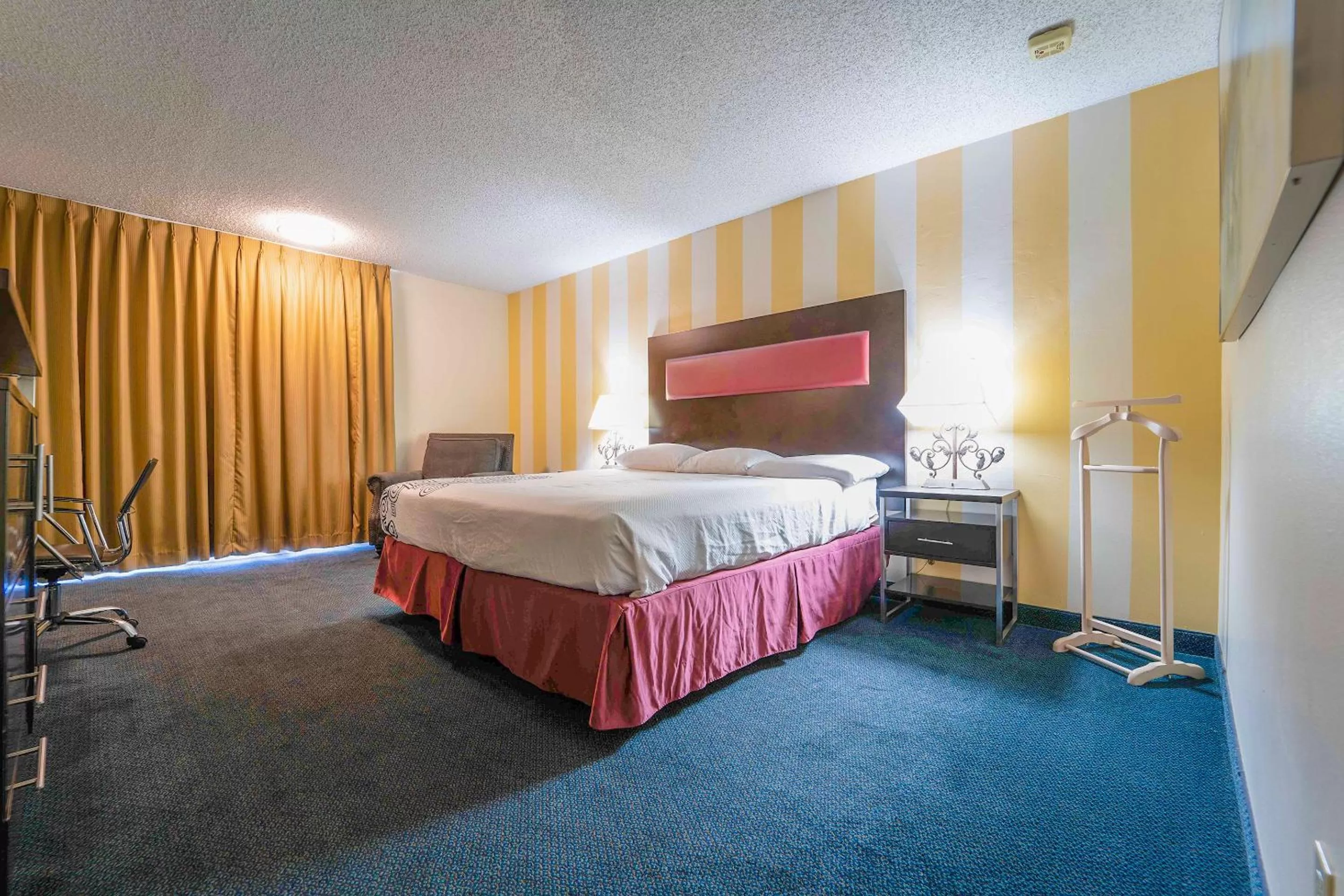 Bedroom, Bed in Royal Plaza Inn