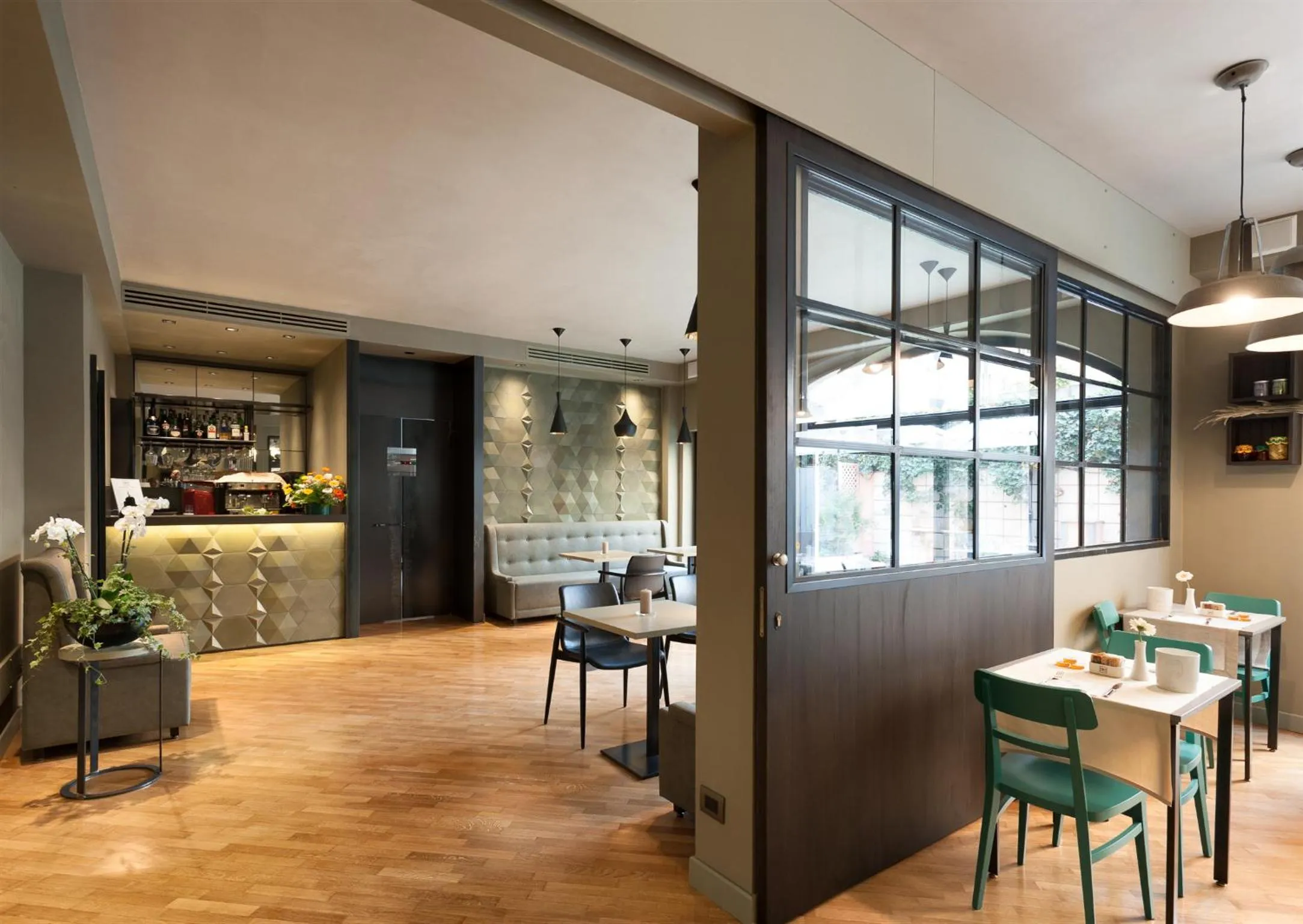 Restaurant/places to eat in Hotel Lombardia