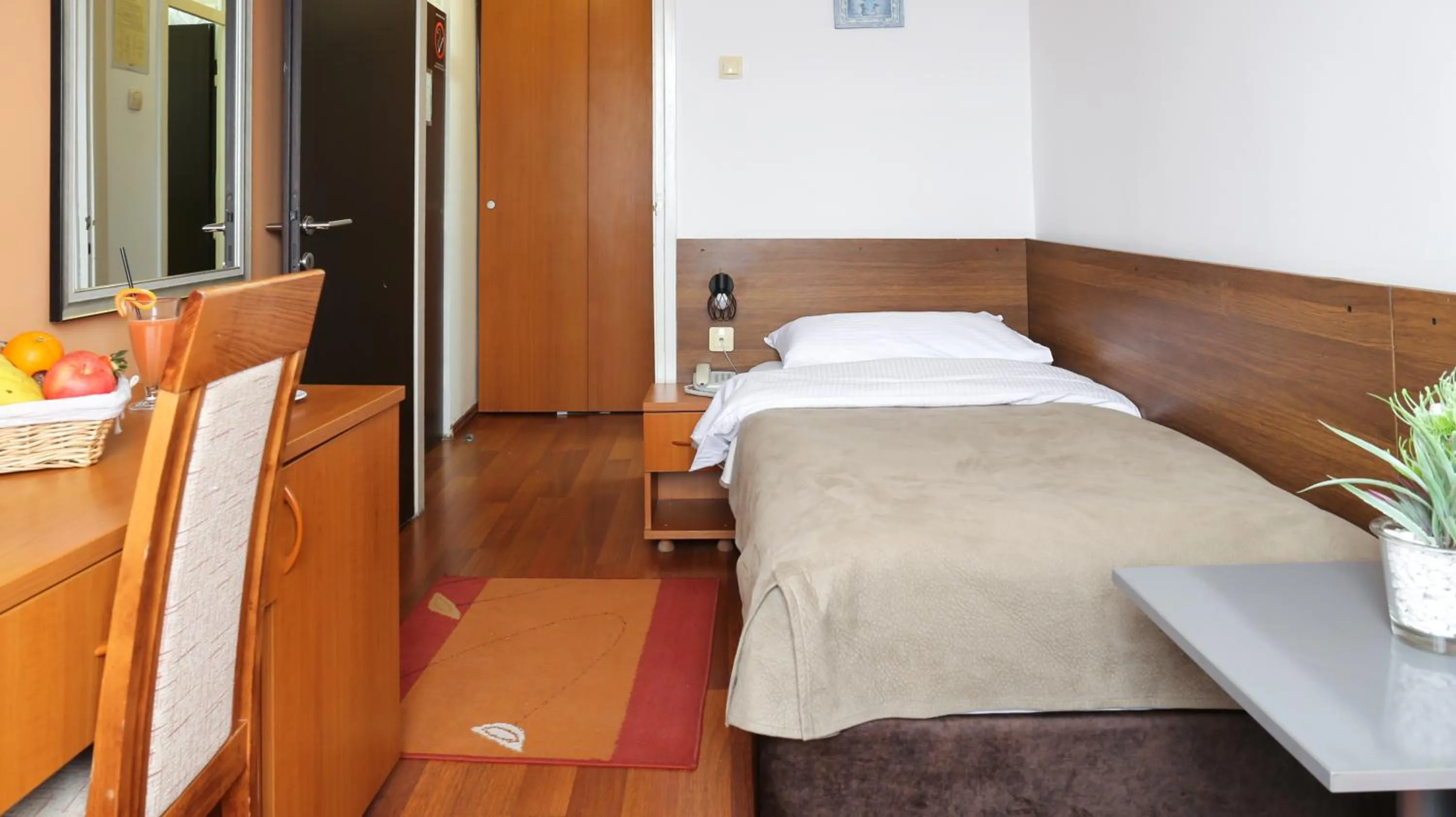 Bed in Hotel Srbija-FREE PARKING