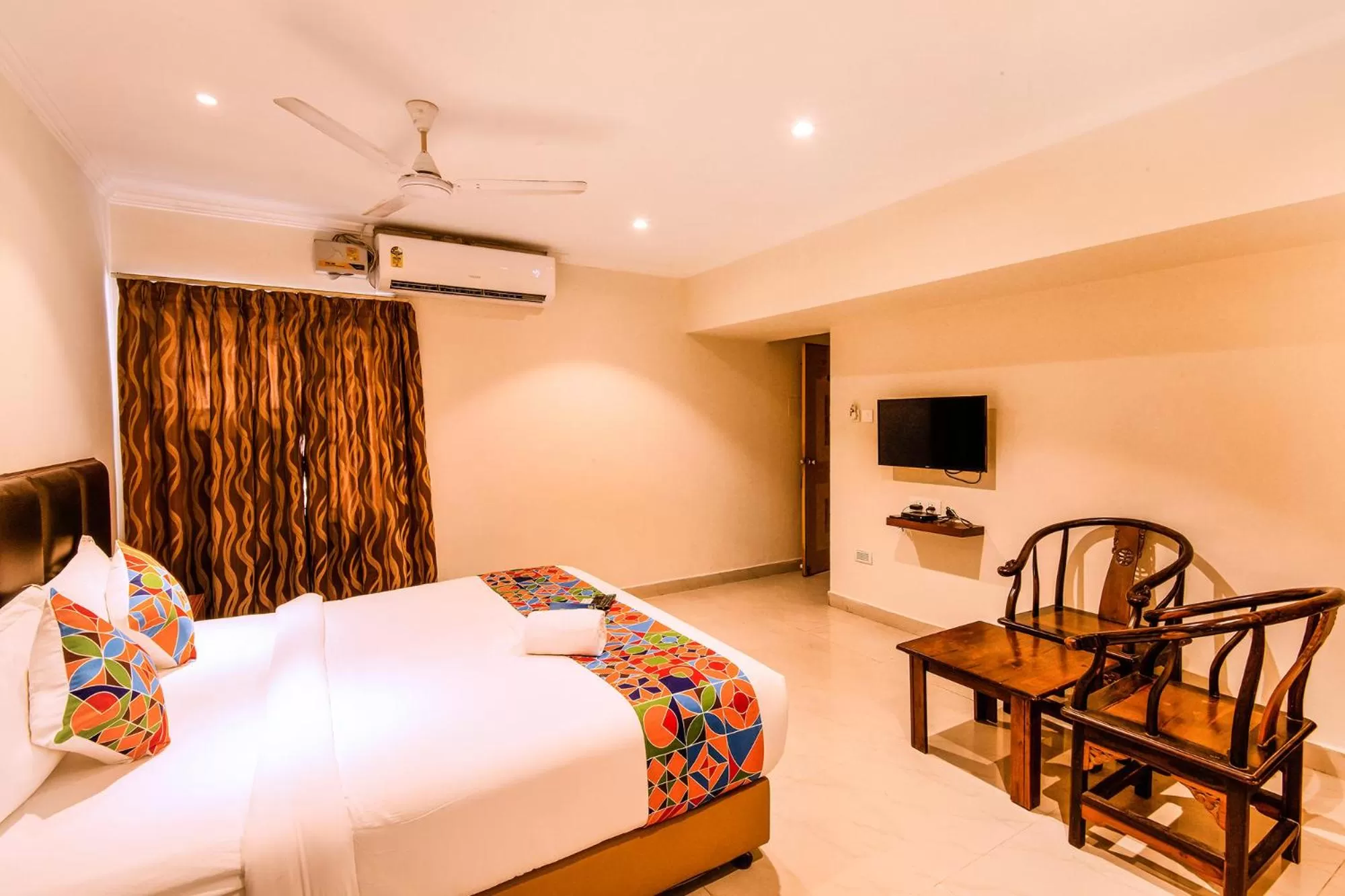 Photo of the whole room, Bed in Fabhotel Blossoms Service Apartment - T Nagar