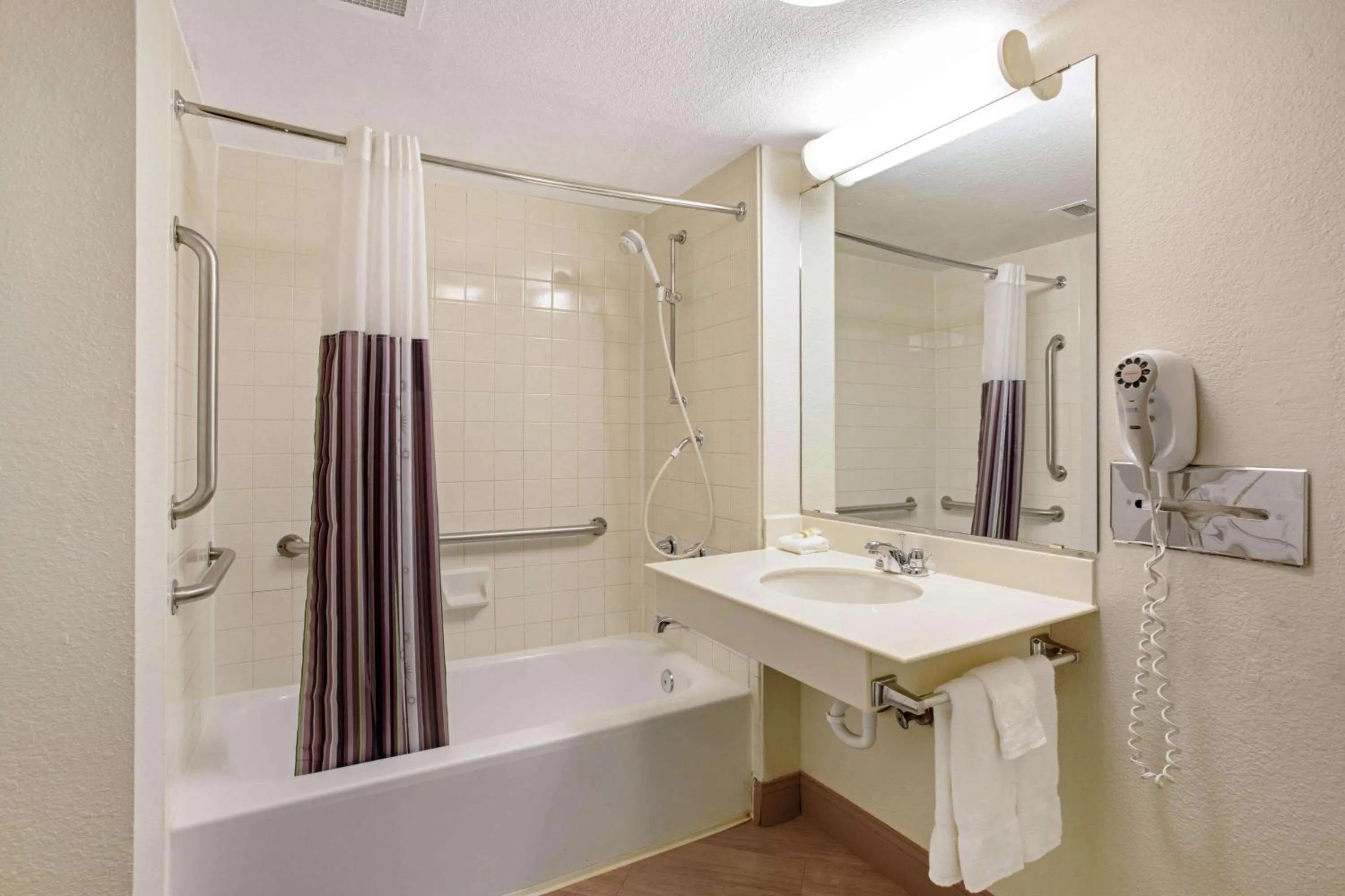 Bathroom in La Quinta Inn by Wyndham Denver Golden