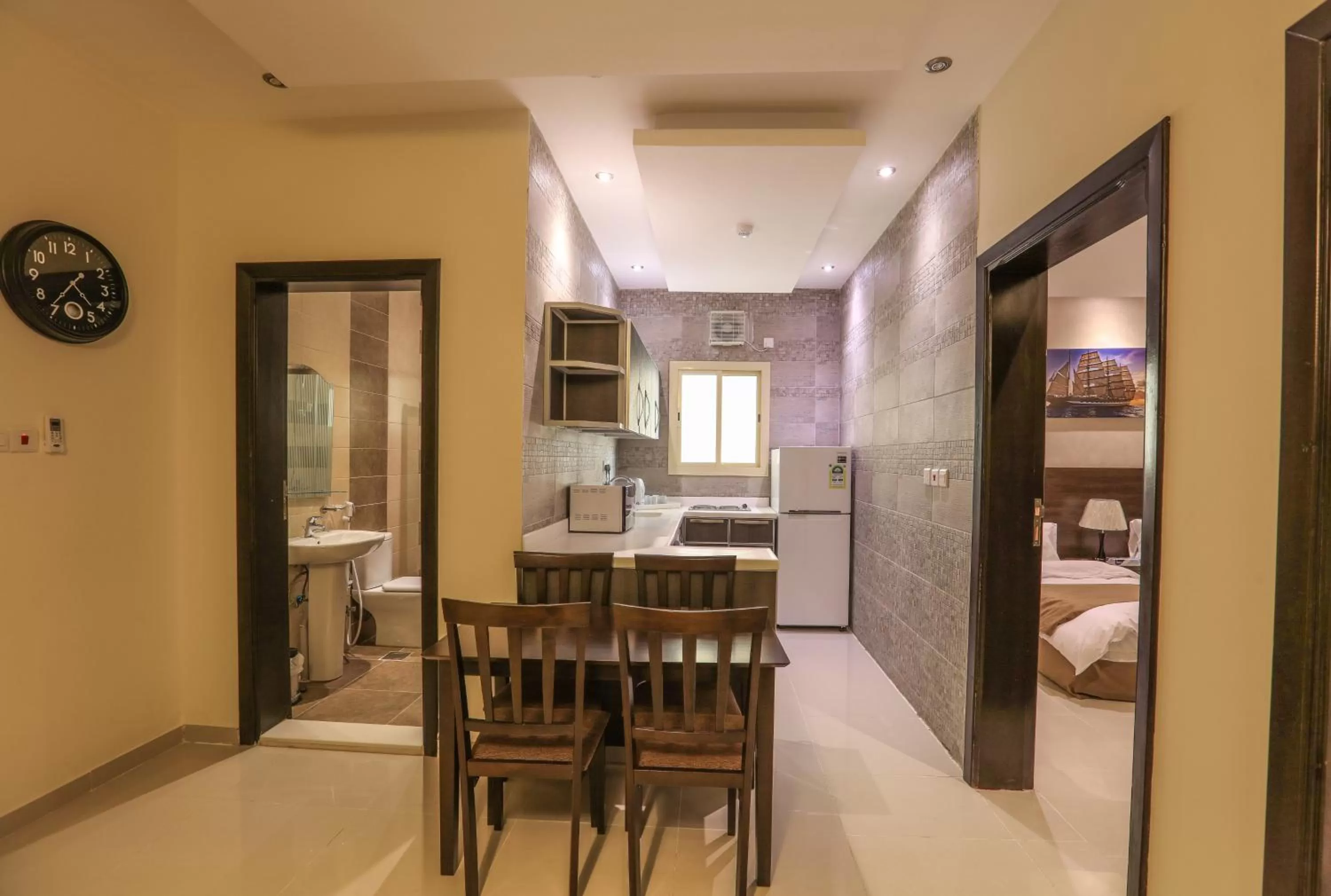 Dining Area in Al Itqan Apart-hotel