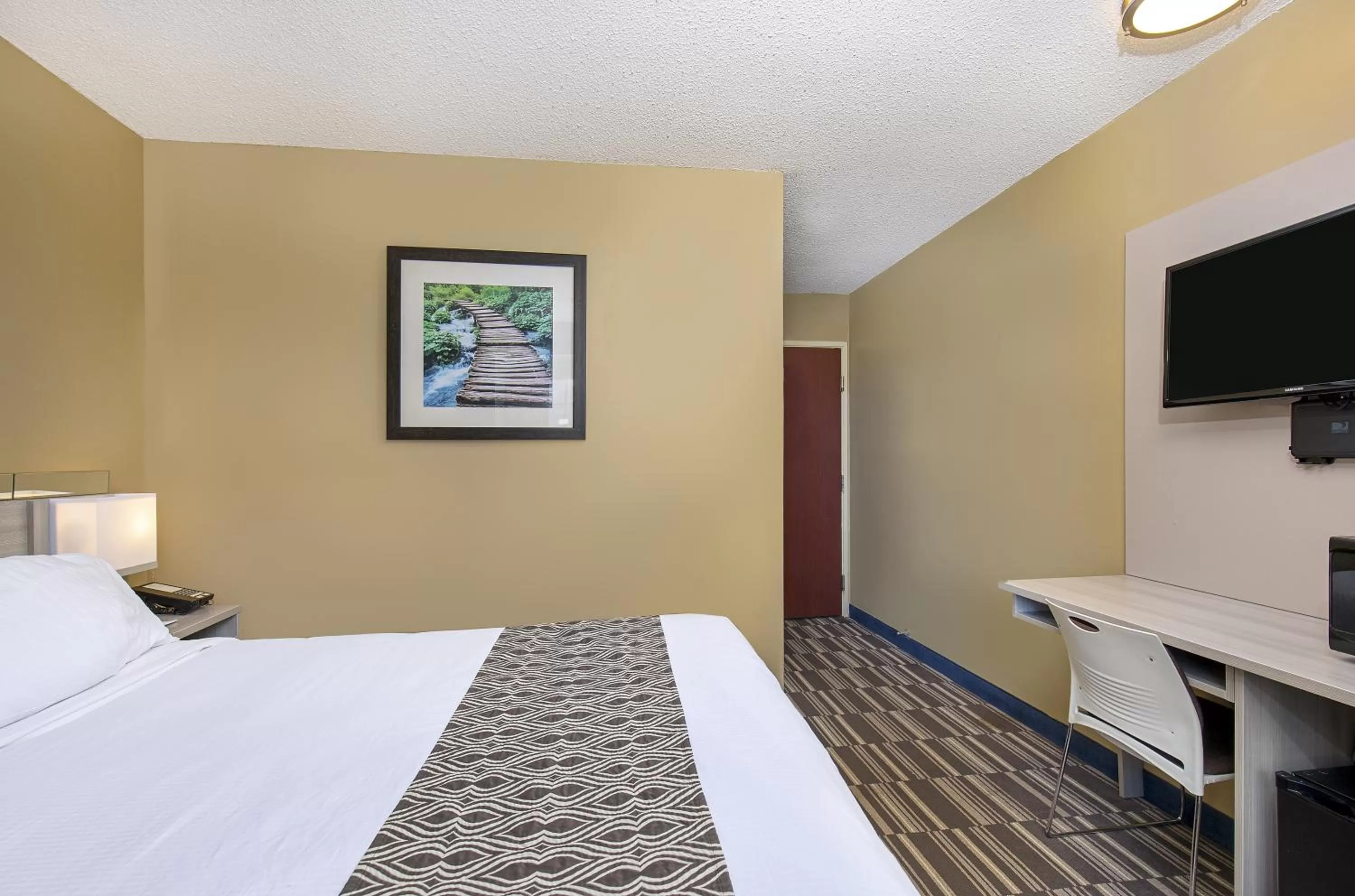 Bed in Microtel Inn & Suites by Wyndham Dry Ridge