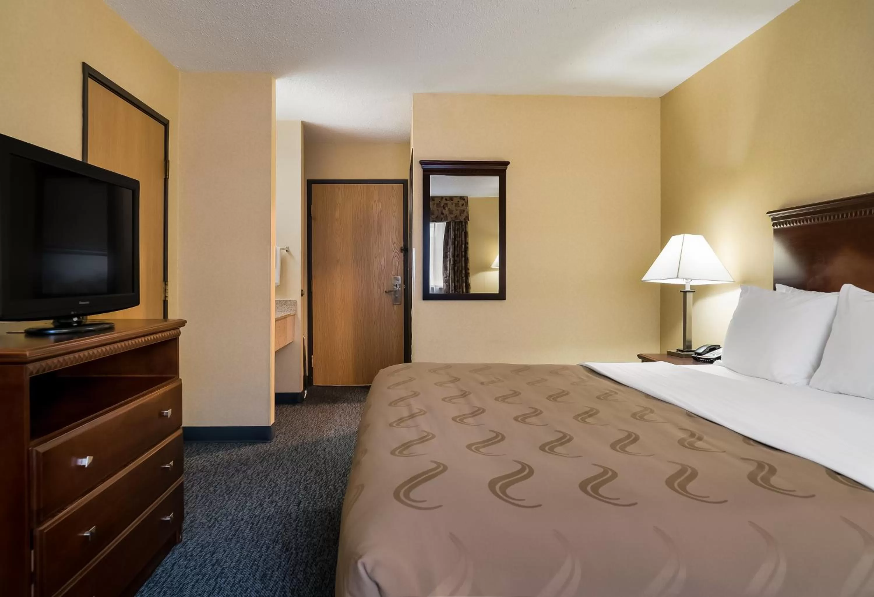 Bed in Quality Inn Grand Blanc - Flint South