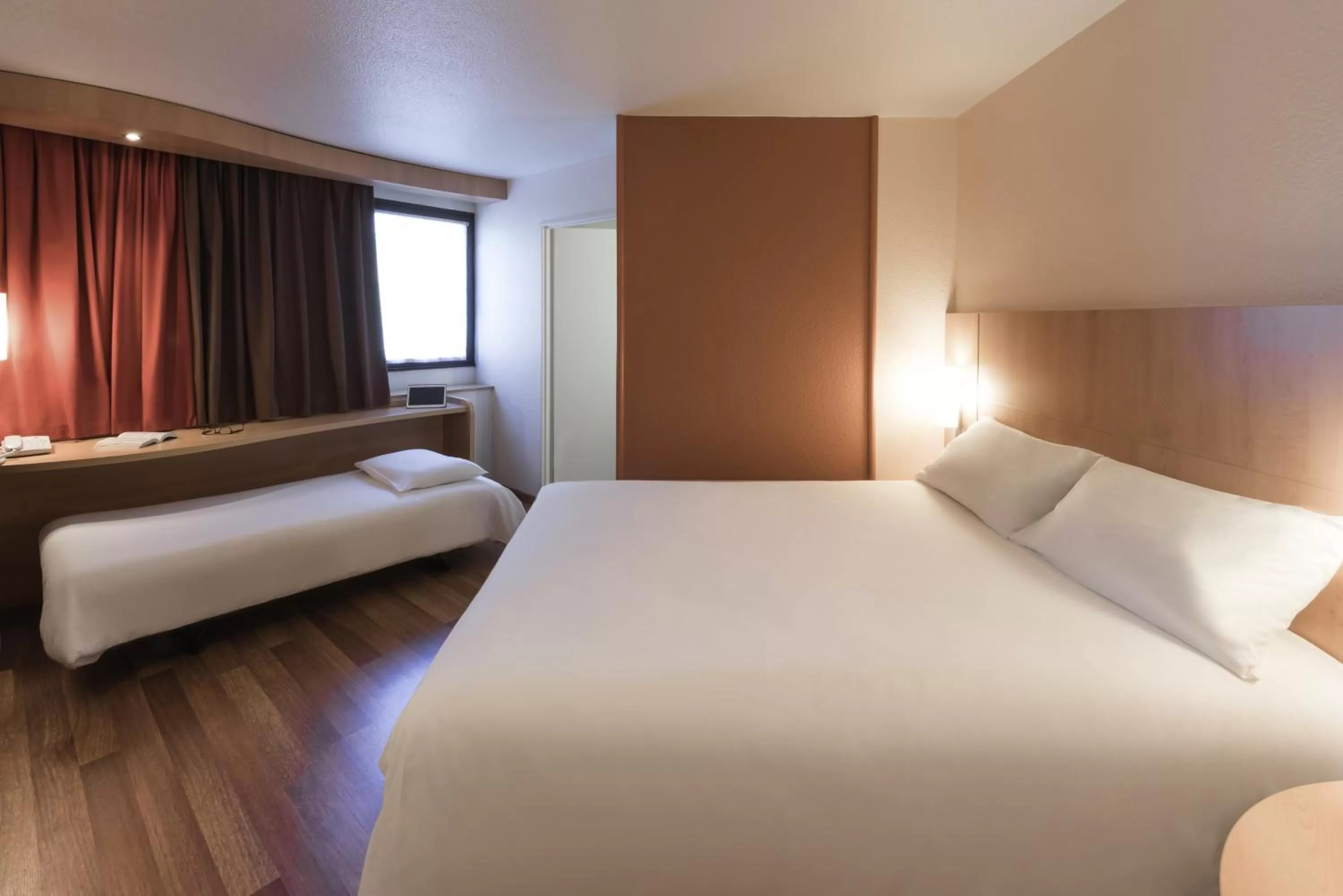 Photo of the whole room, Bed in ibis Angers Centre Chateau