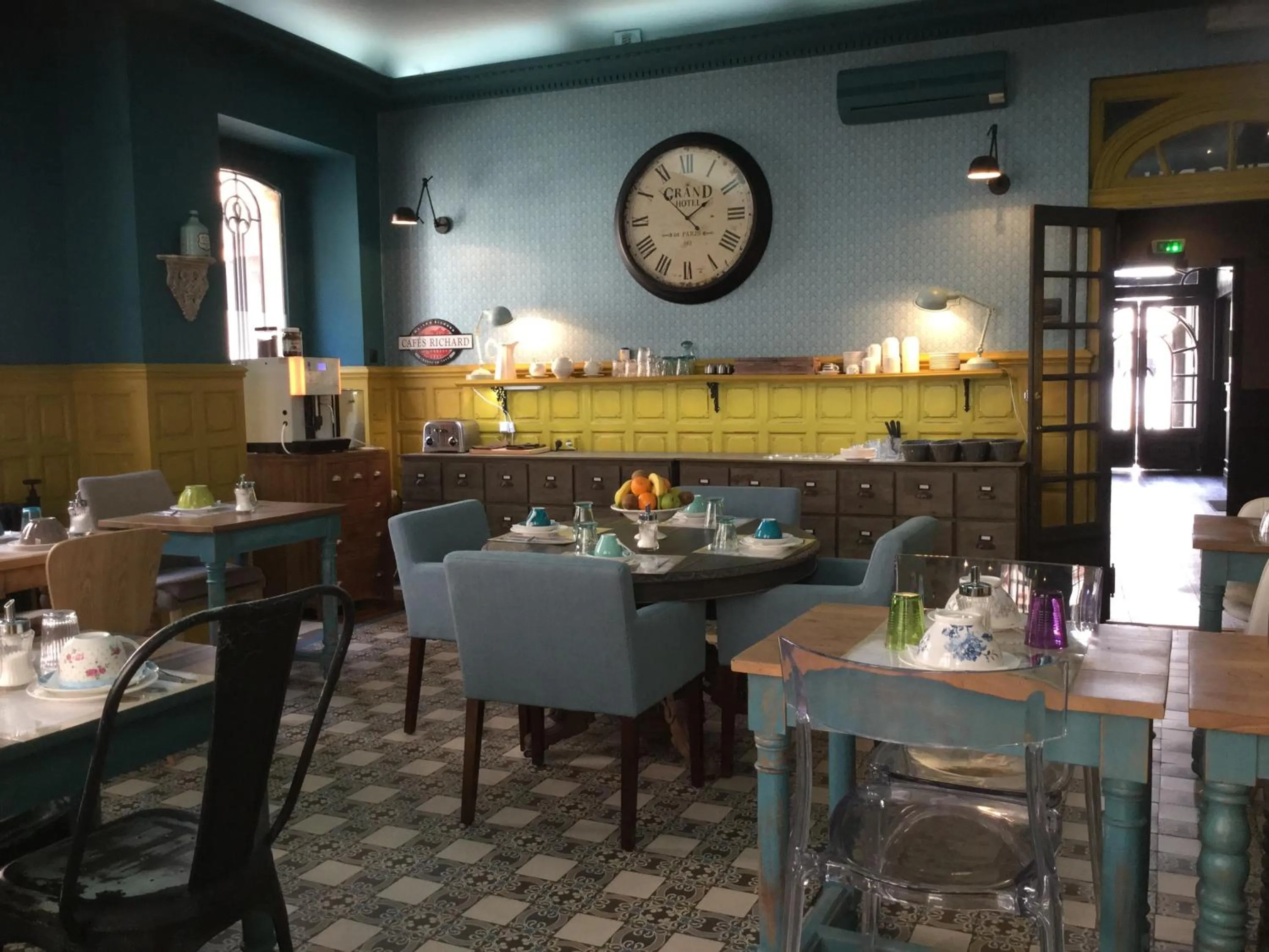 Restaurant/places to eat in Hôtel du Commerce