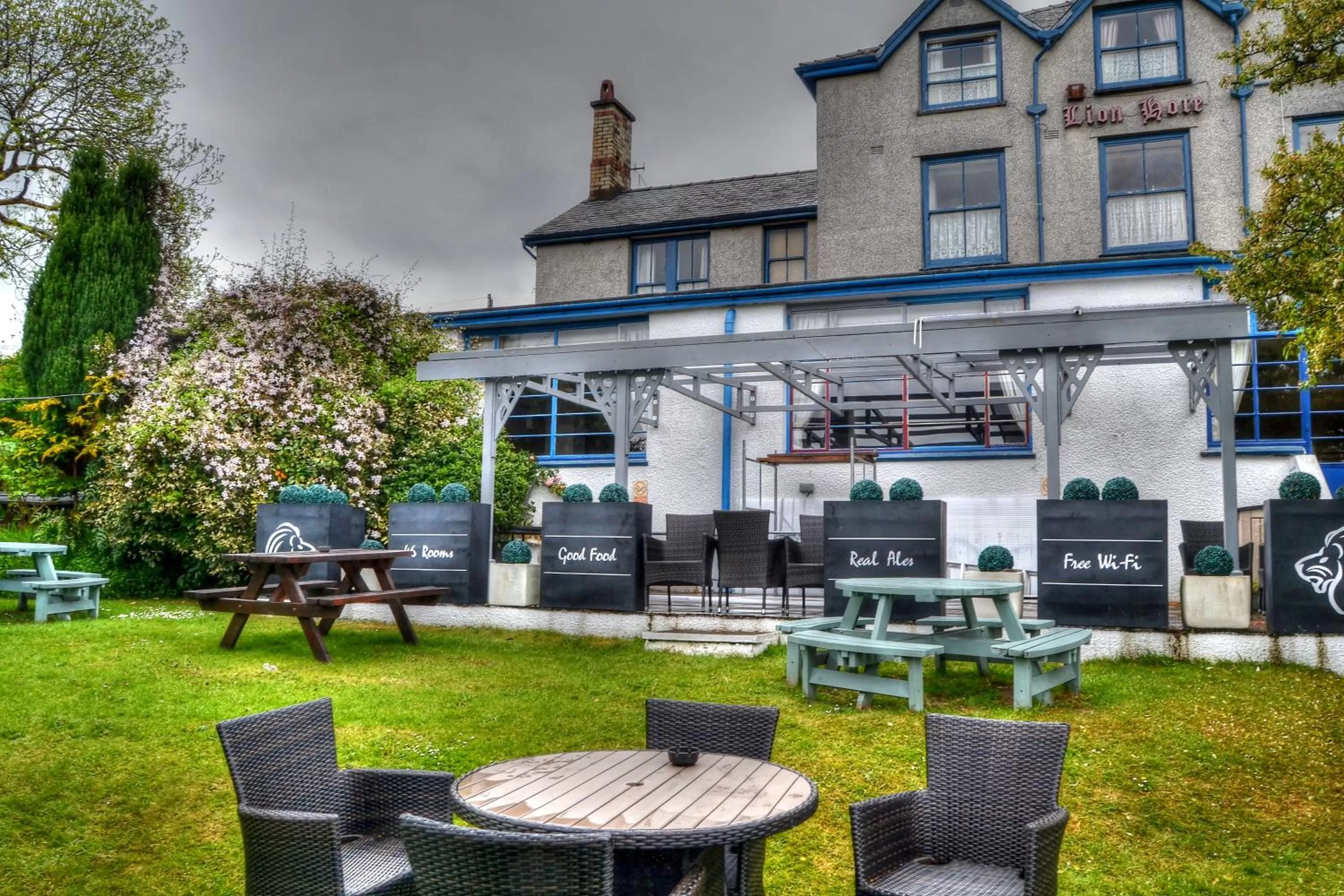 Patio in Lion Hotel & Studio Apartments