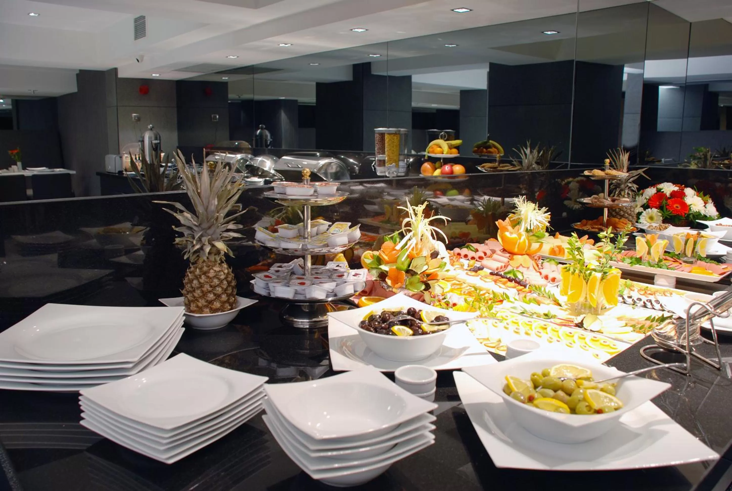 Food and drinks in Met Hotel