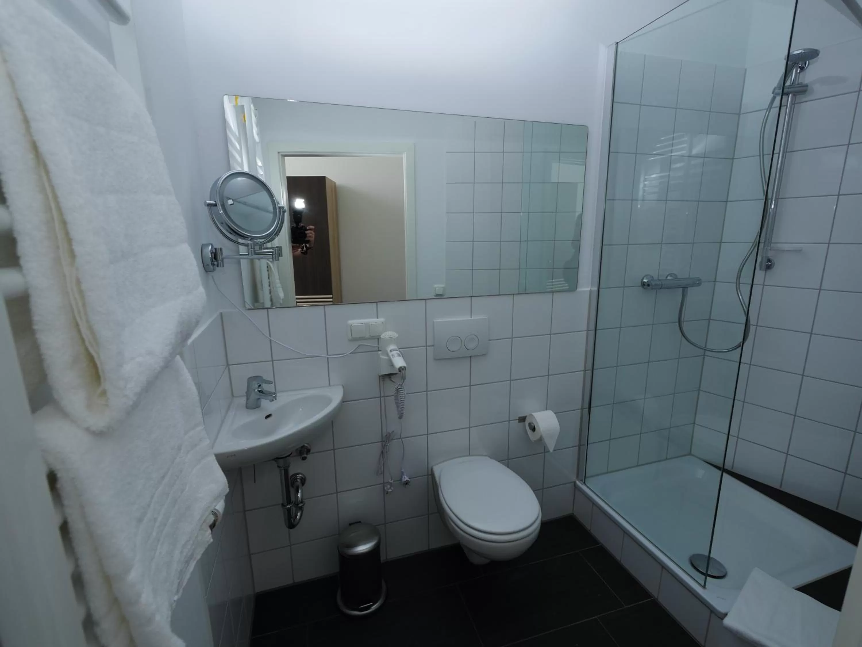 Shower in Ruhr Inn Hotel