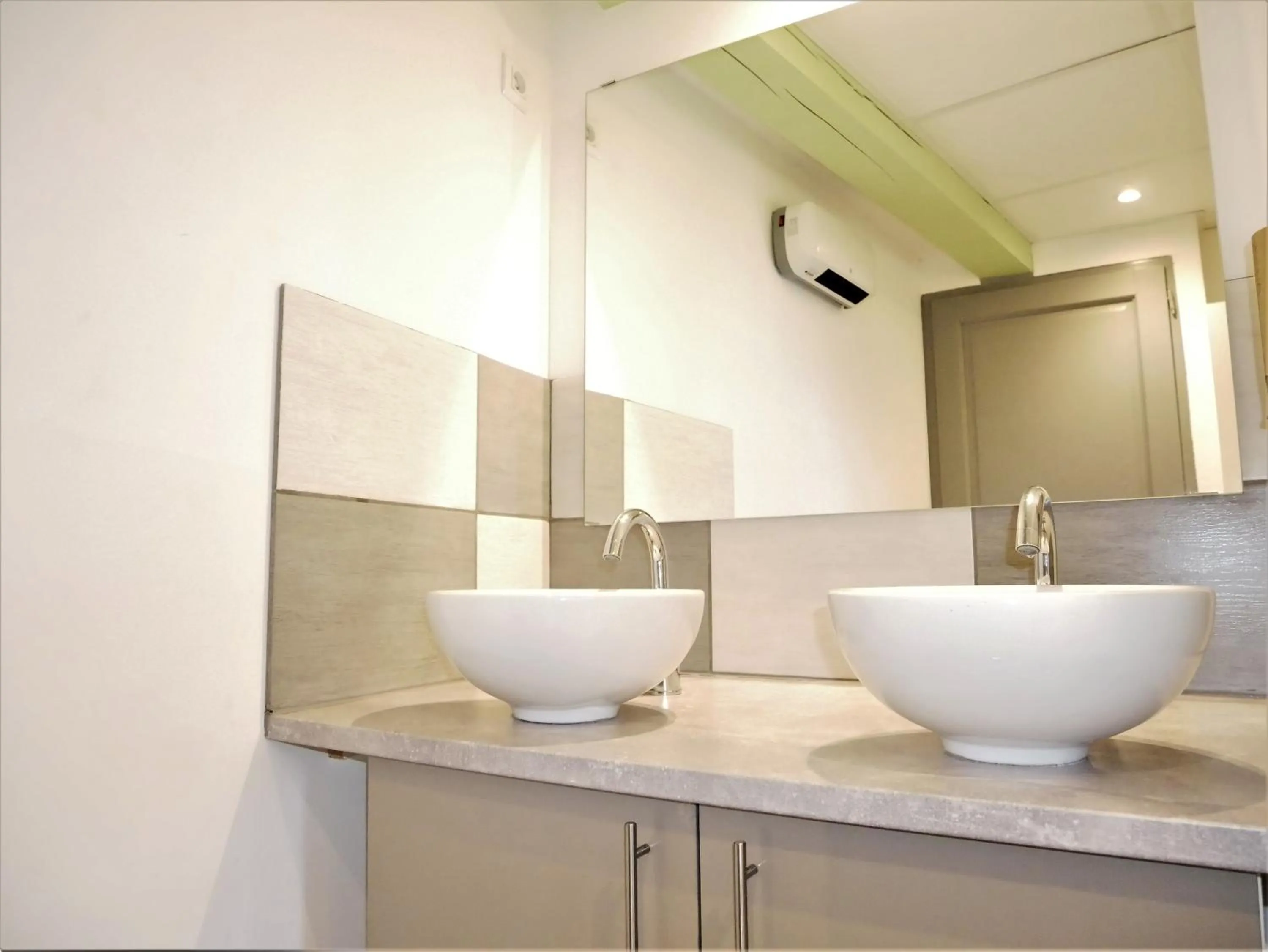 Bathroom in L'Oriflamme