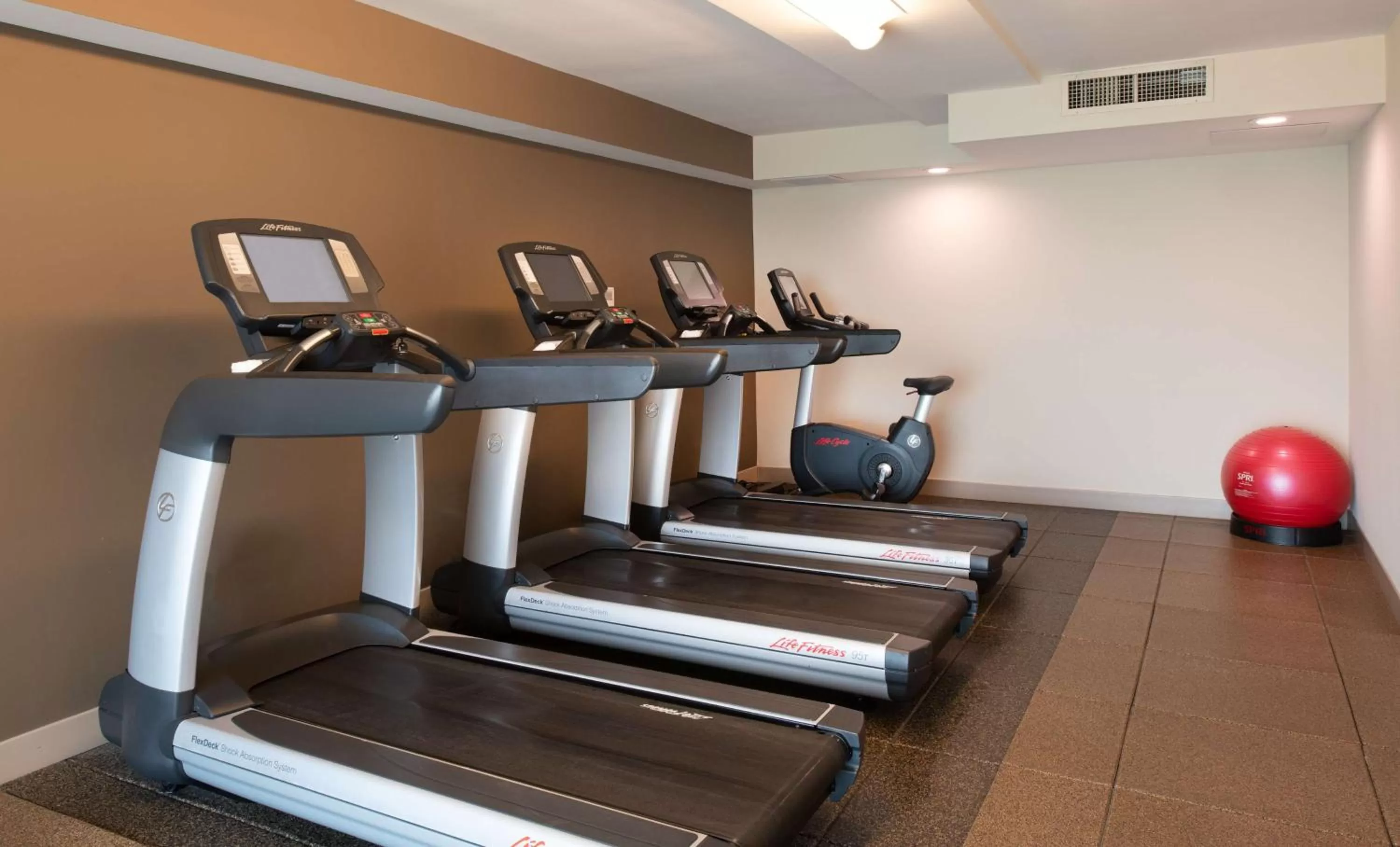 Fitness centre/facilities in DoubleTree Hotel & Suites Charleston Airport