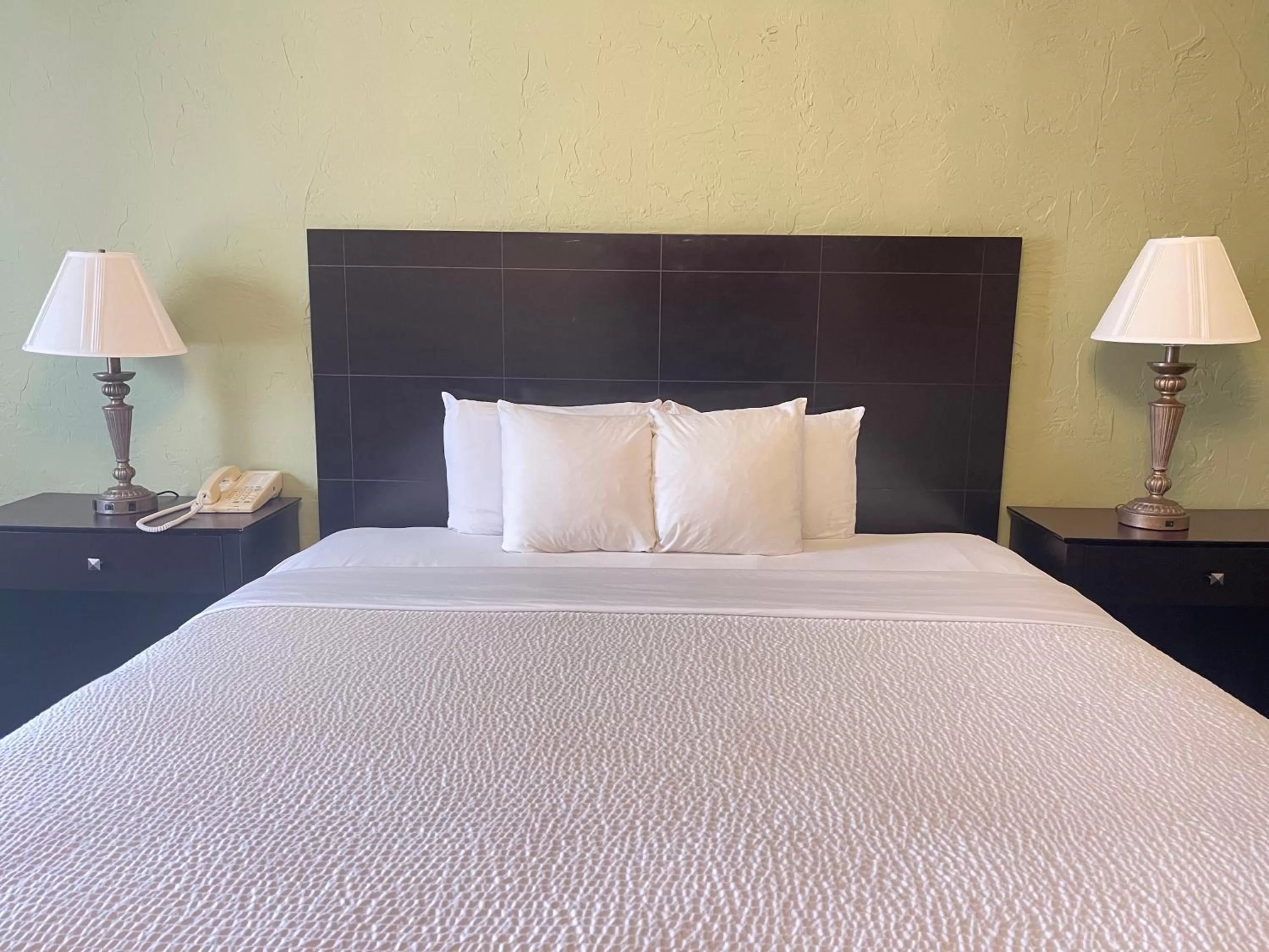 Bedroom, Bed in Chateau Hotel and Conference Center