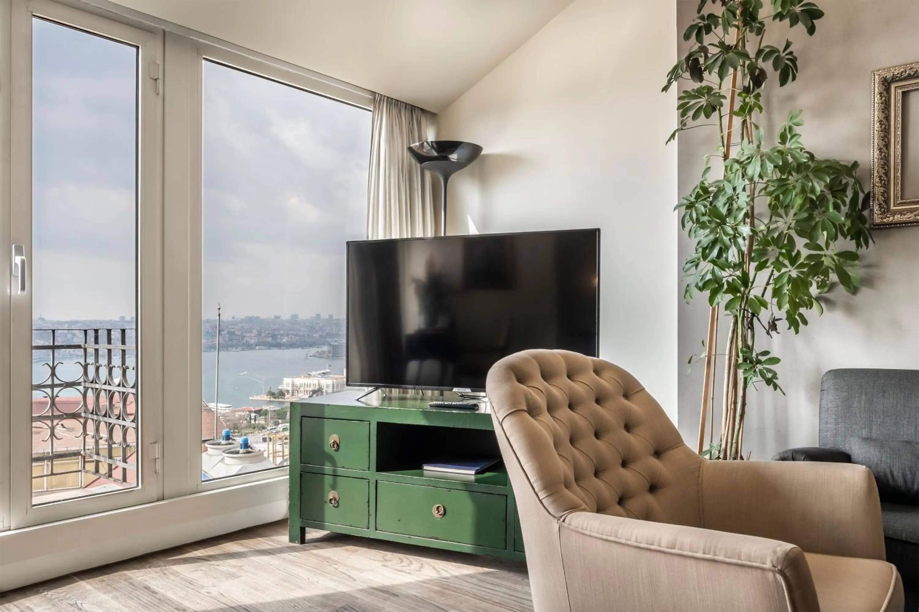 Communal lounge/ TV room in Ansen Hotel and Suites