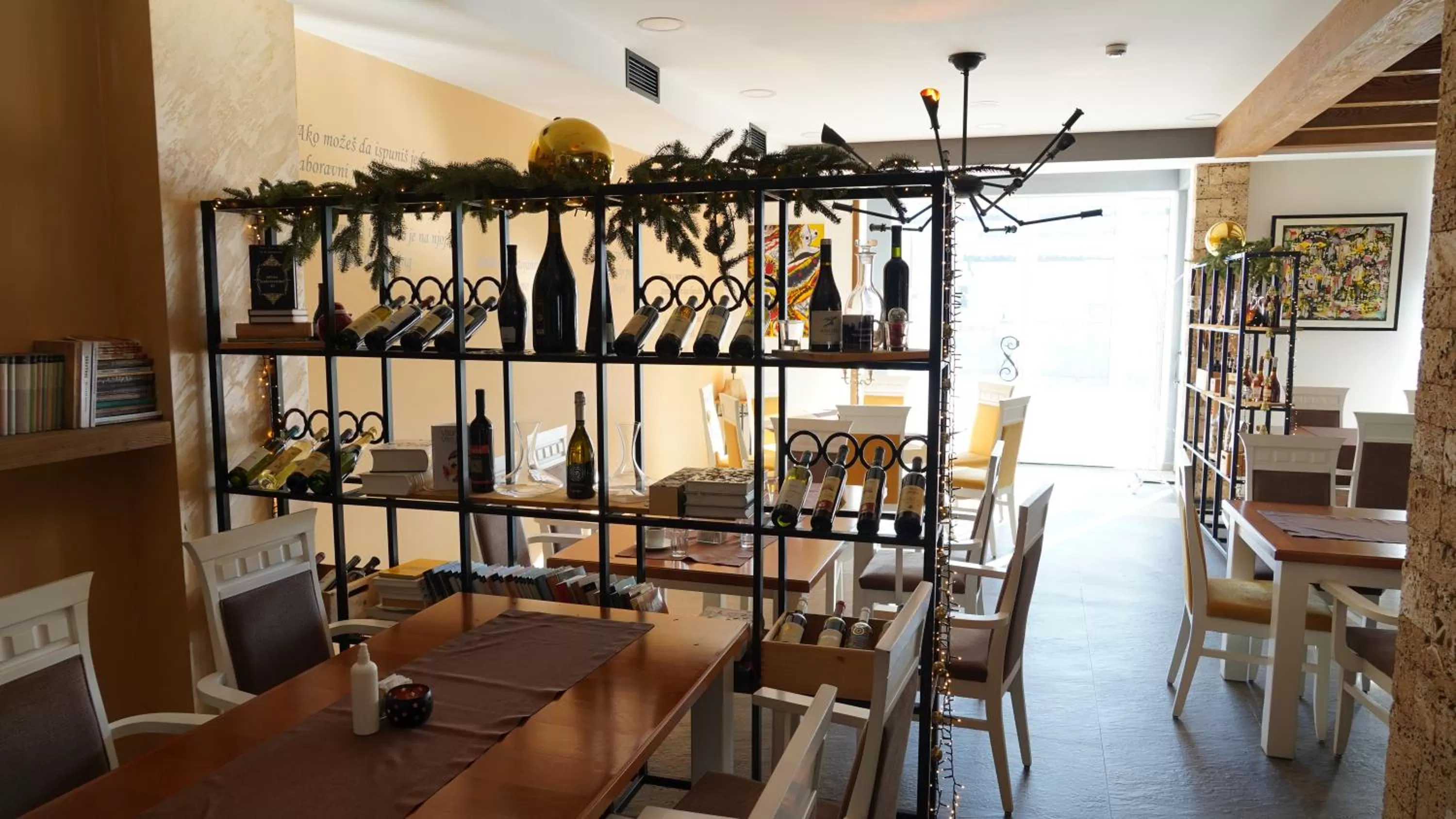 Restaurant/places to eat in Hotel Serdar