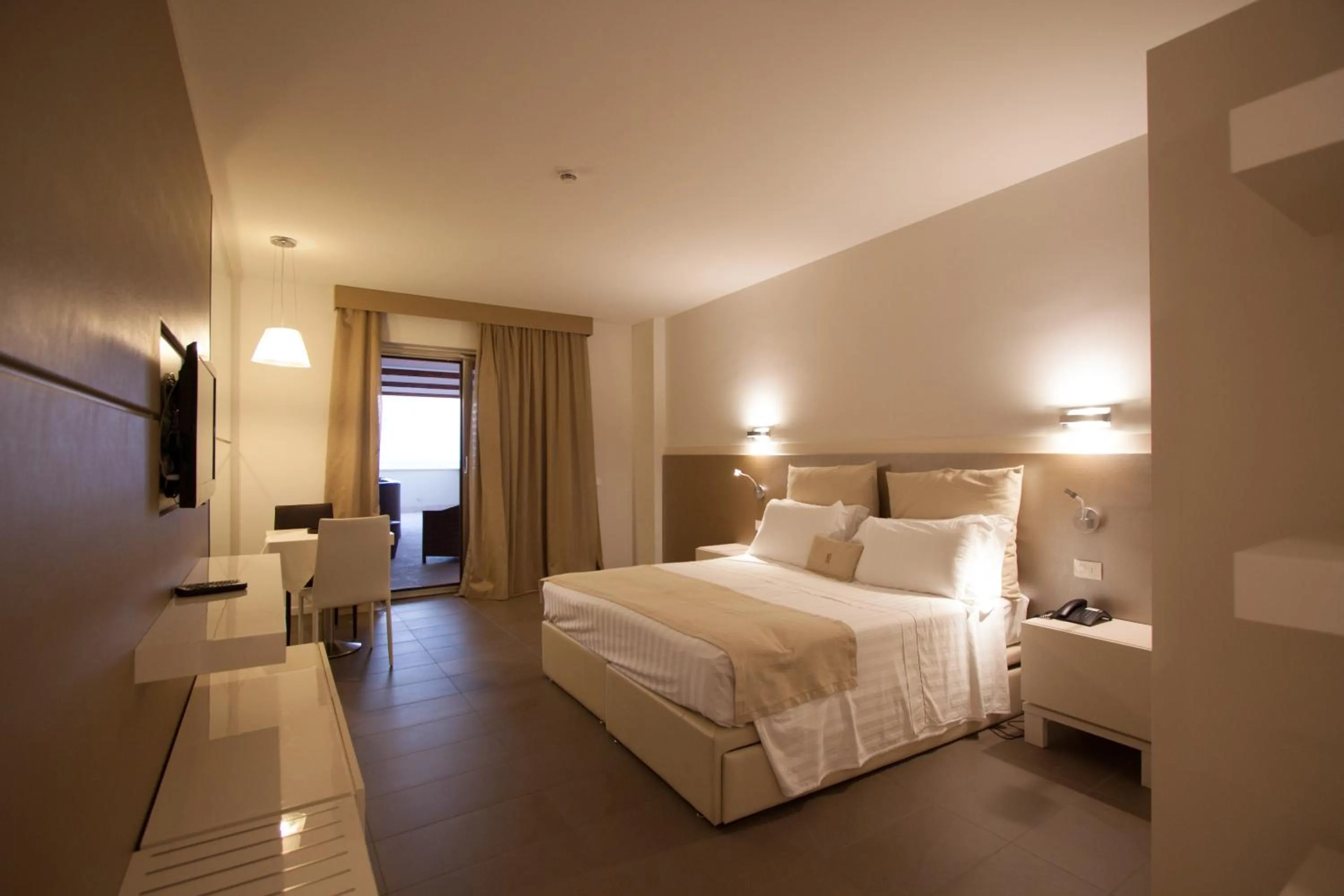 Bedroom, Bed in Main Palace Hotel