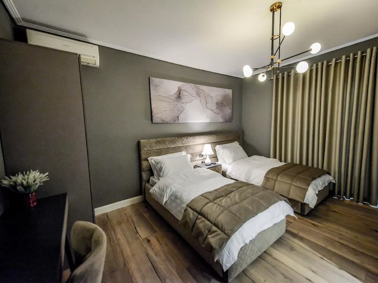 Photo of the whole room in Hotel Vila Tirana