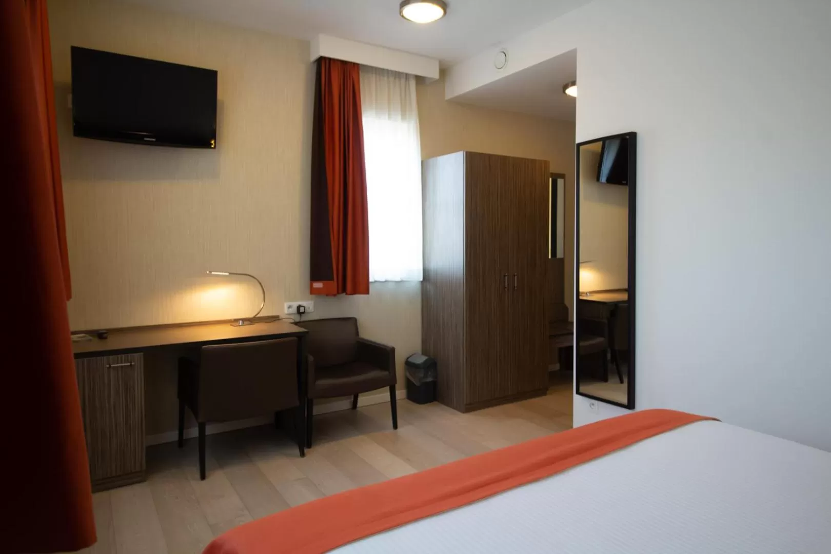 Photo of the whole room, Bed in Hotel Taormina Brussels Airport