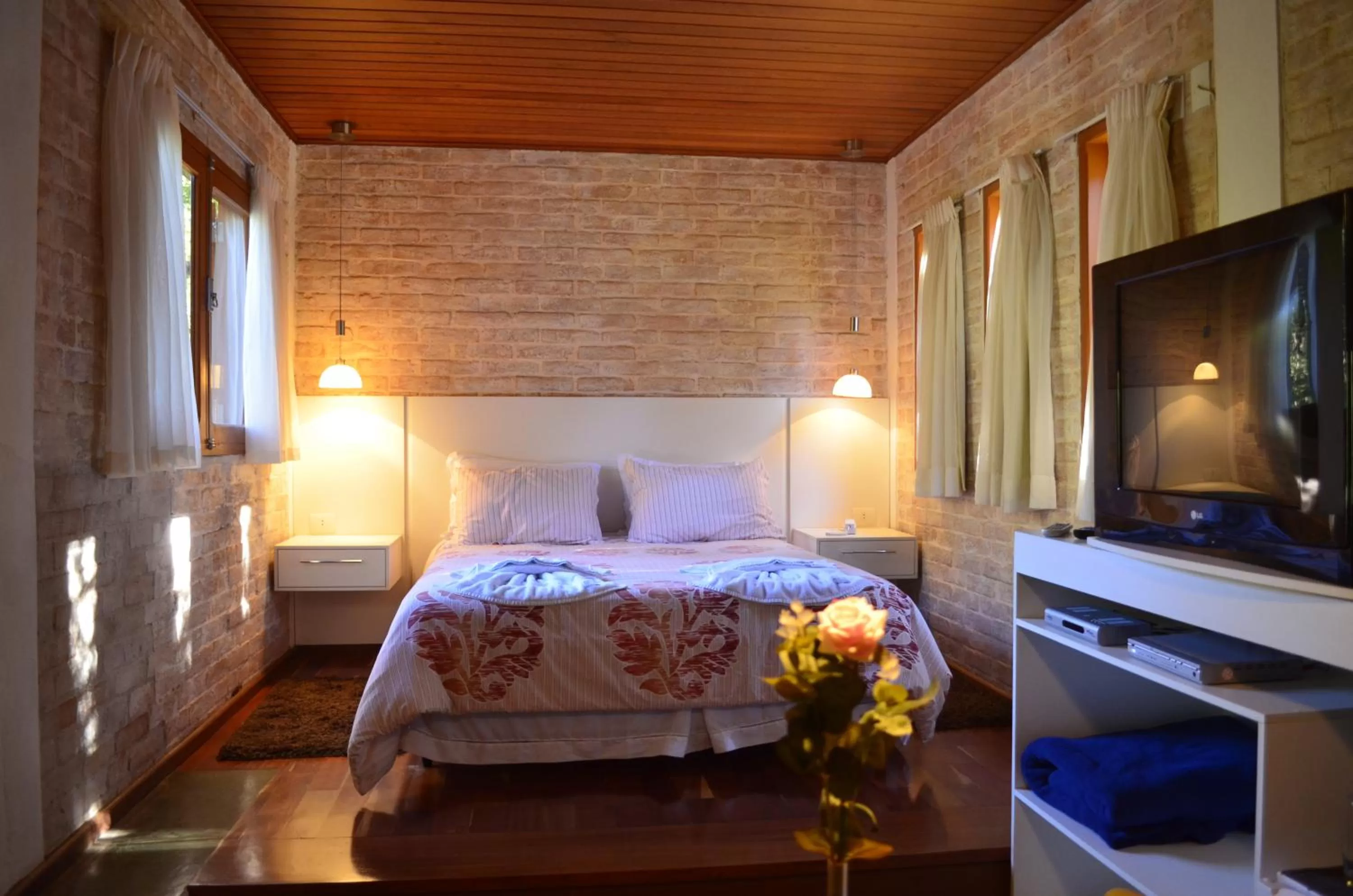 Photo of the whole room, Bed in Pousada Toca Da Coruja