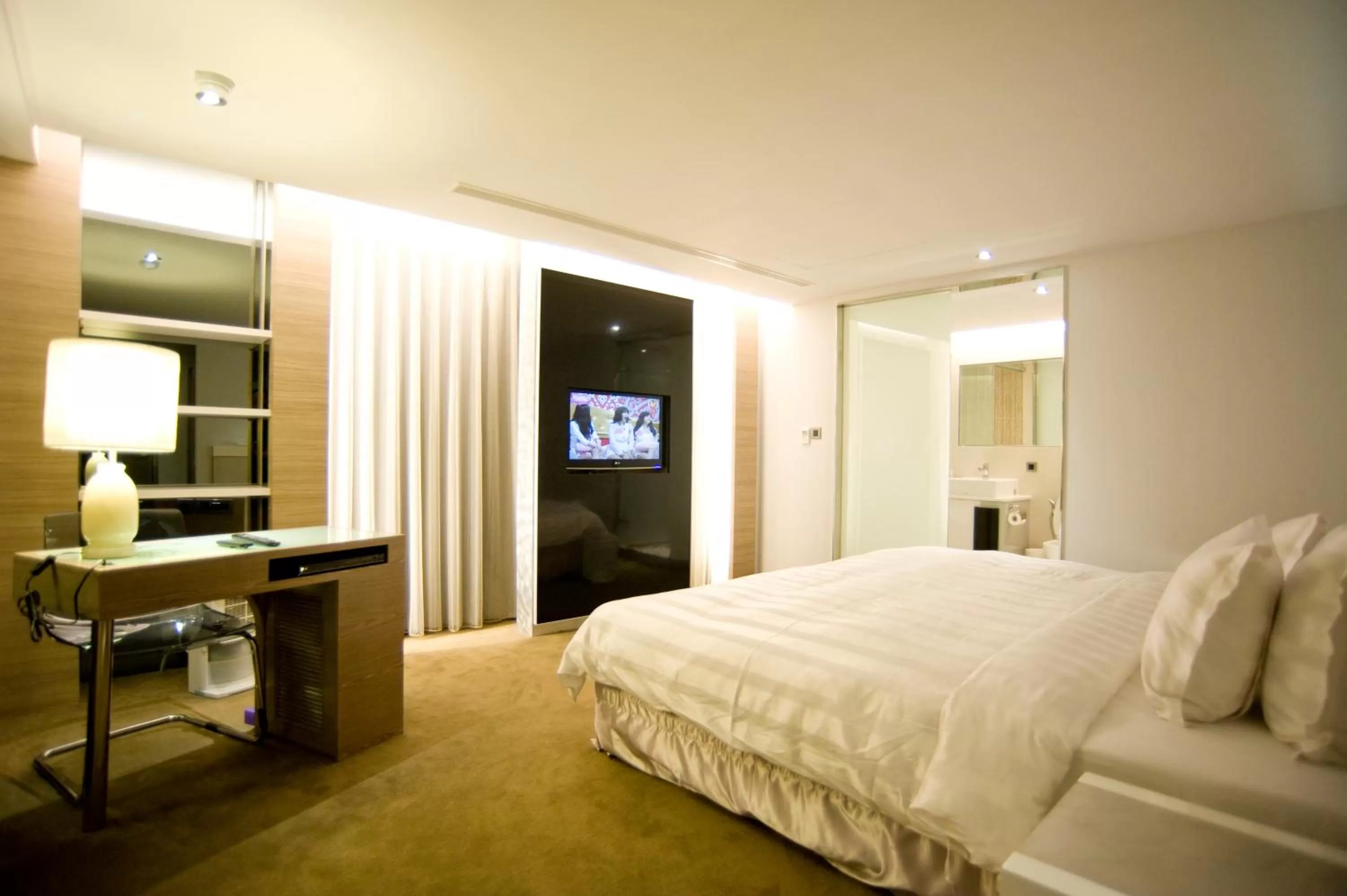 Photo of the whole room, Bed in Saual Keh Hotel