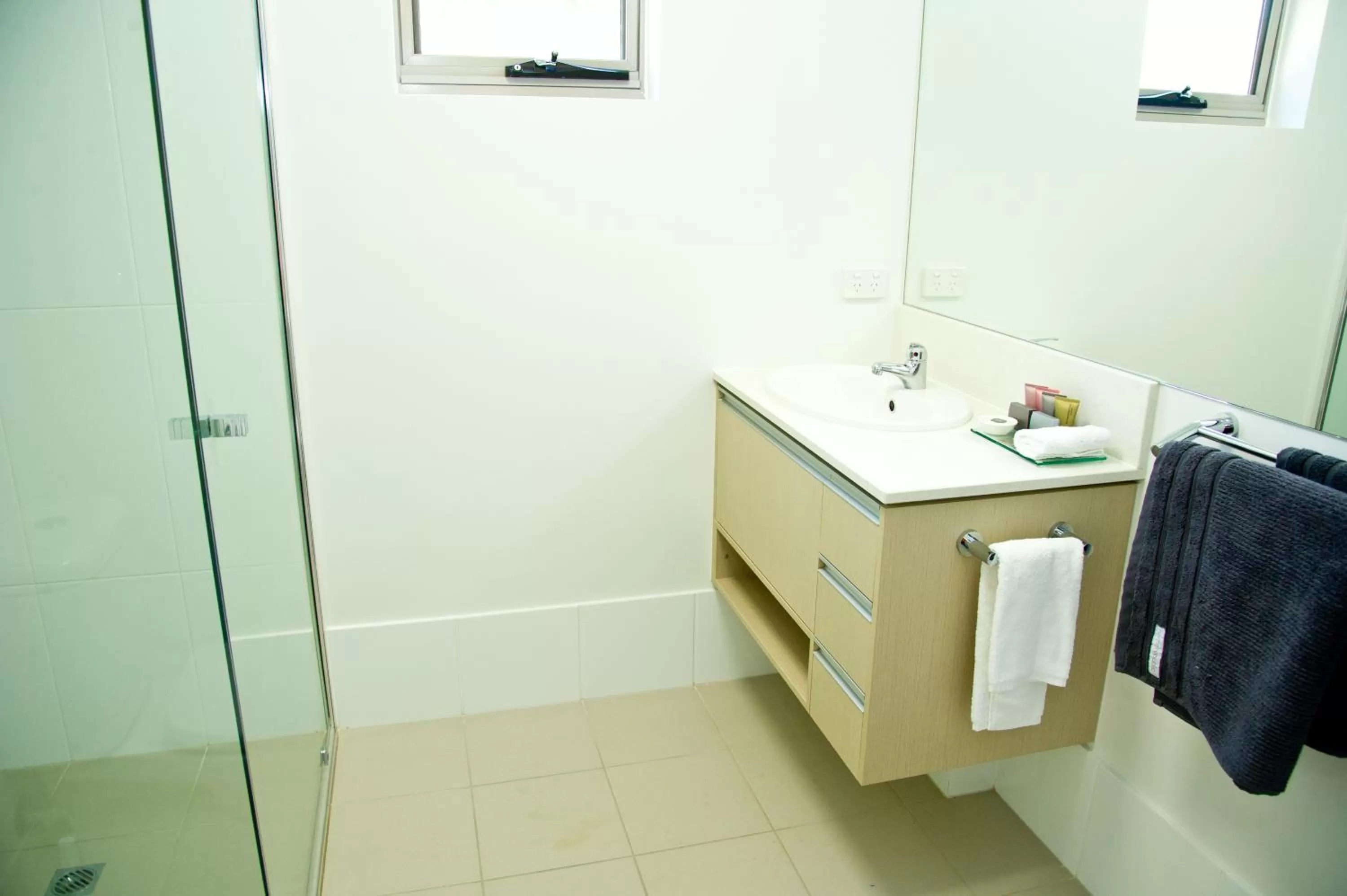 Shower in Jacana Apartments