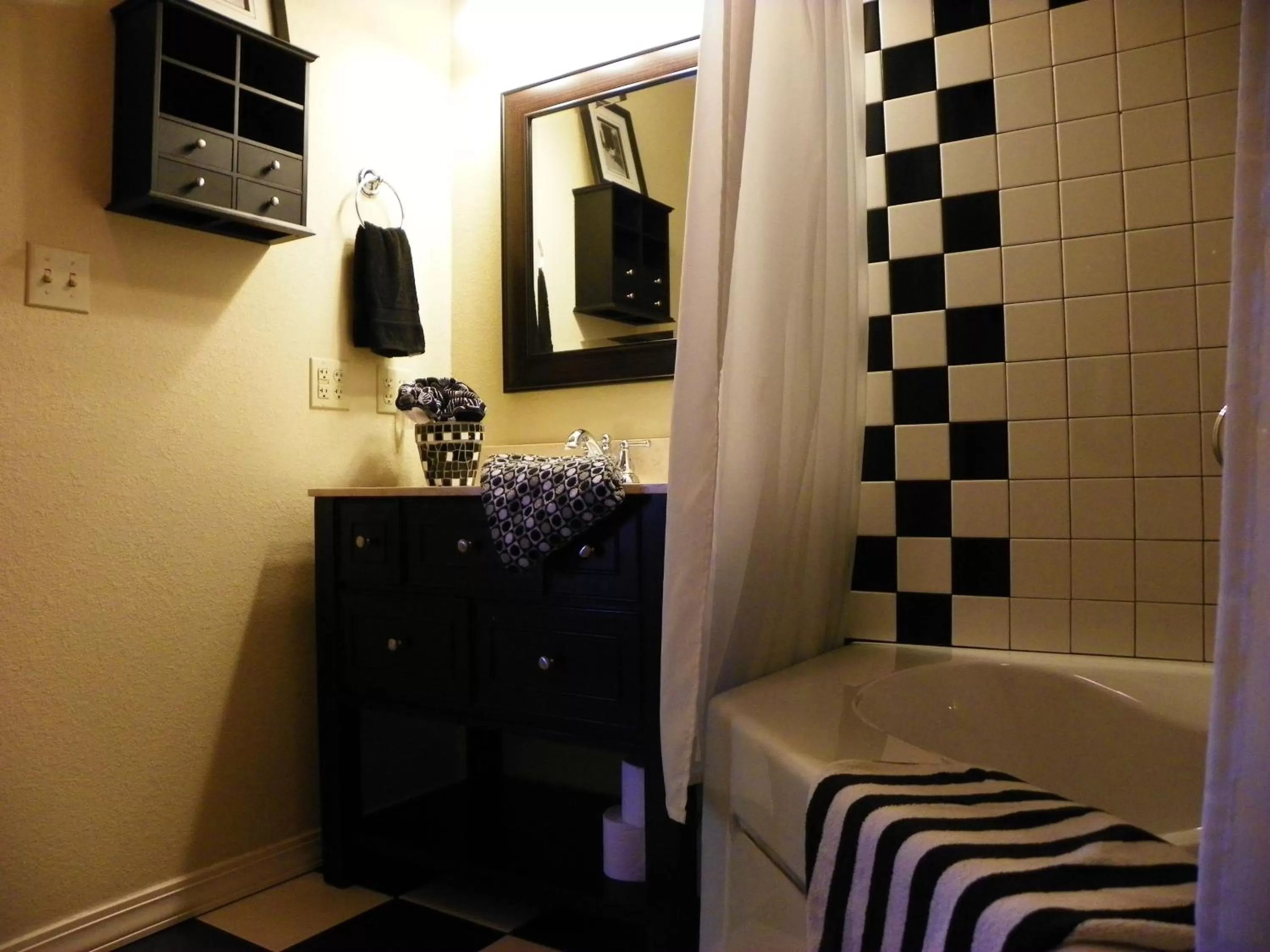 Bathroom, Bed in All Seasons Inn